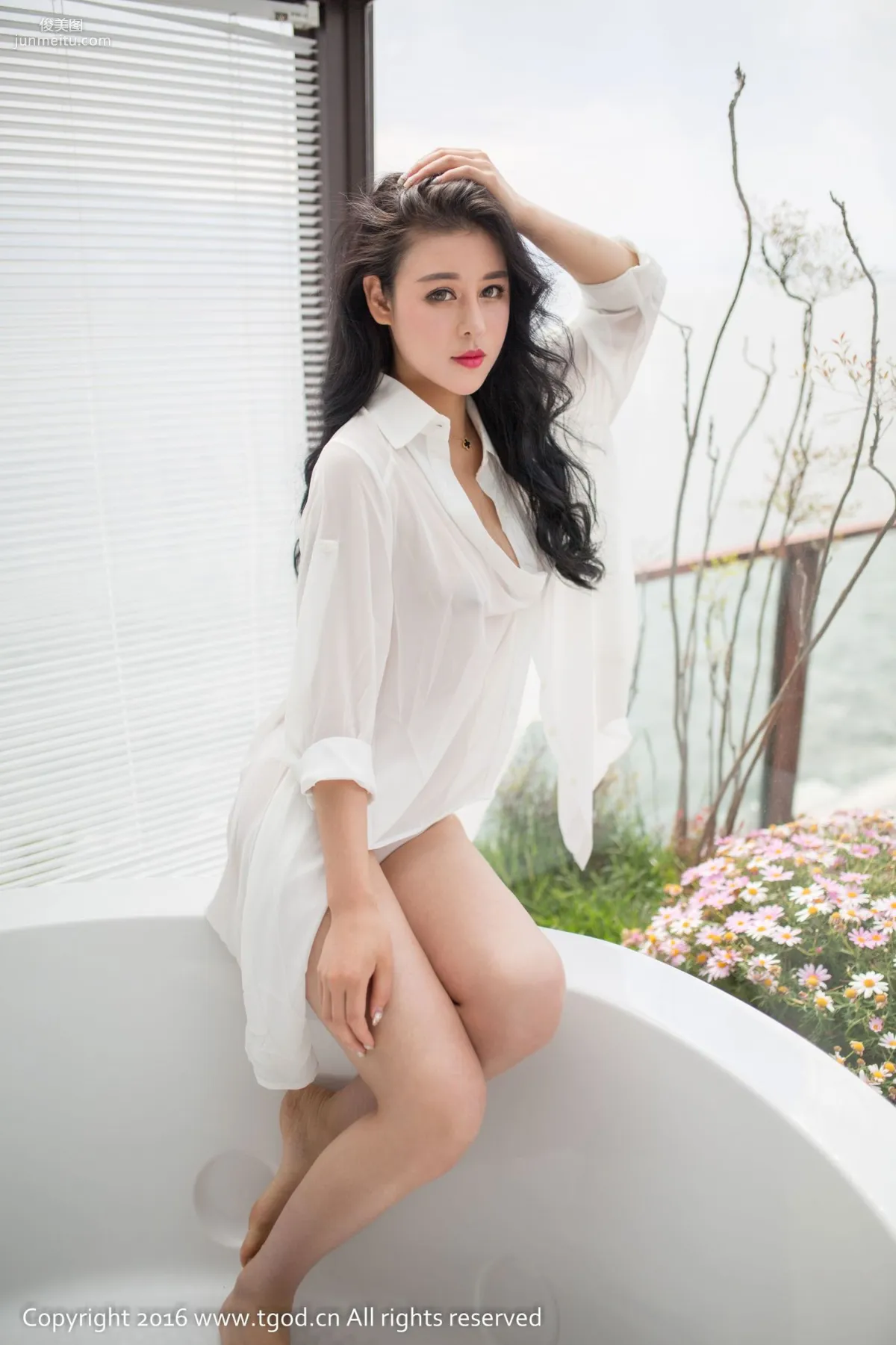 Ye Jiayi, Dali Travel Shoot, White Shirt and Pajamas Temptation [TGOD/YouMi Hui] Photo Set photo 1