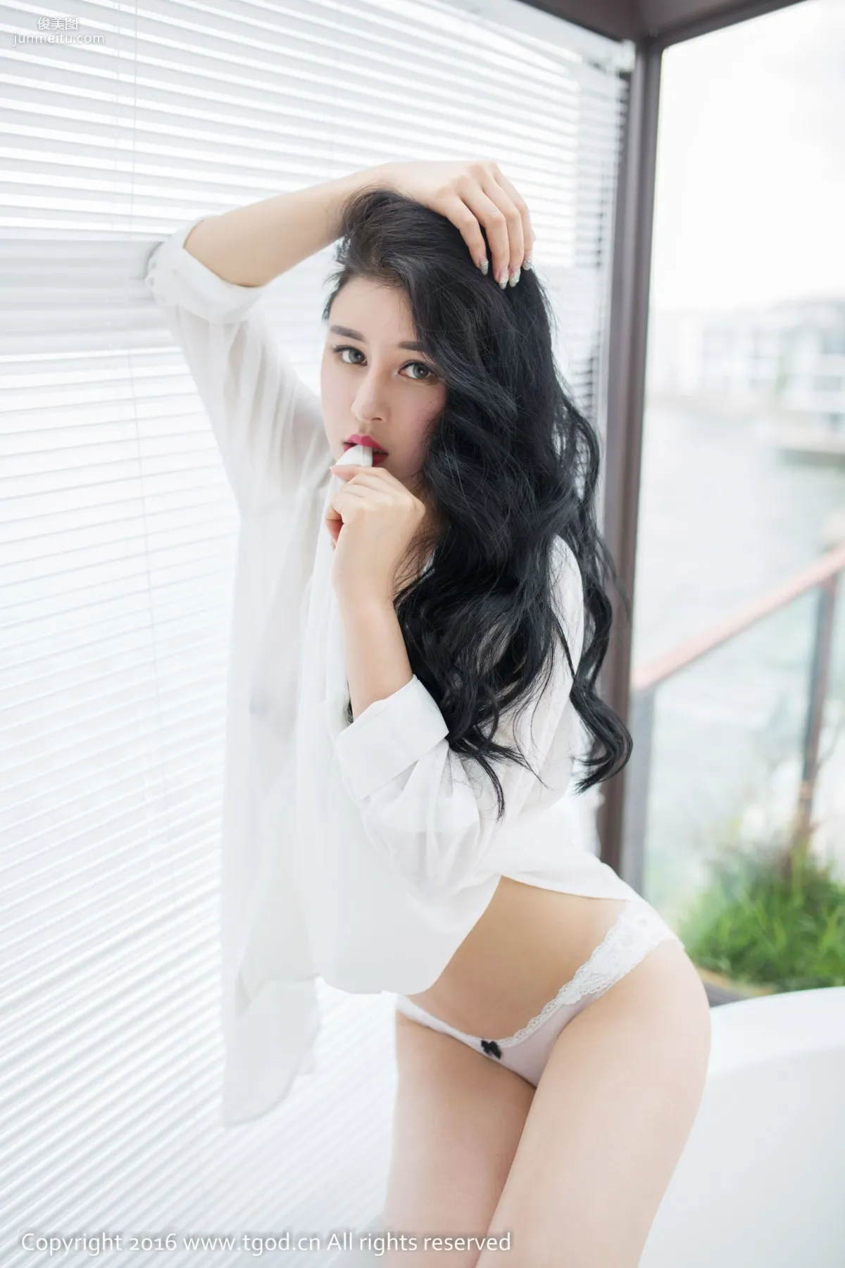Ye Jiayi, Dali Travel Shoot, White Shirt and Pajamas Temptation [TGOD/YouMi Hui] Photo Set photo 7