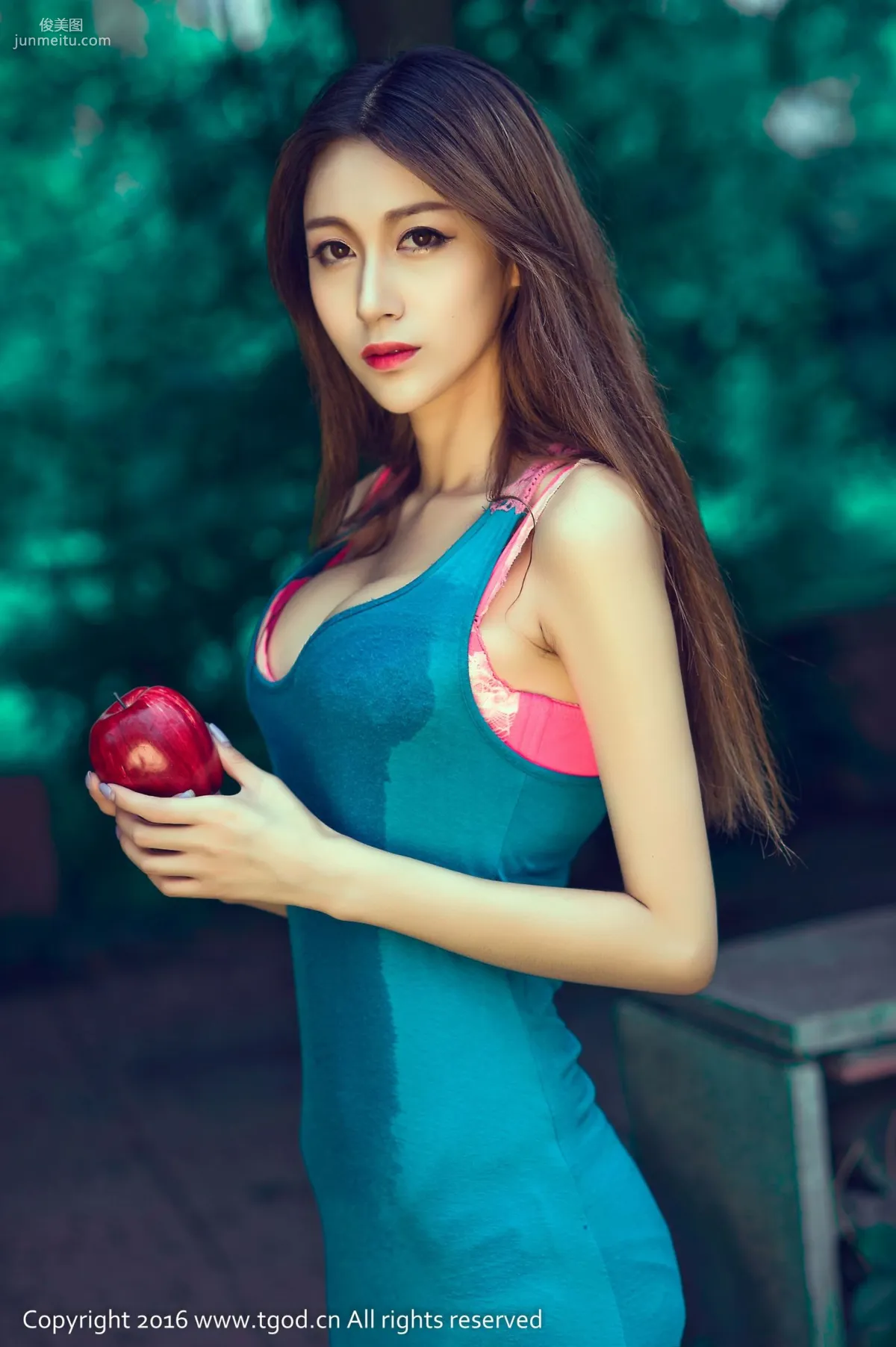 Geng Jing "Water-Snake Waist, Round and Full Curves, a True Goddess" [TGOD] Photo Set photo 4