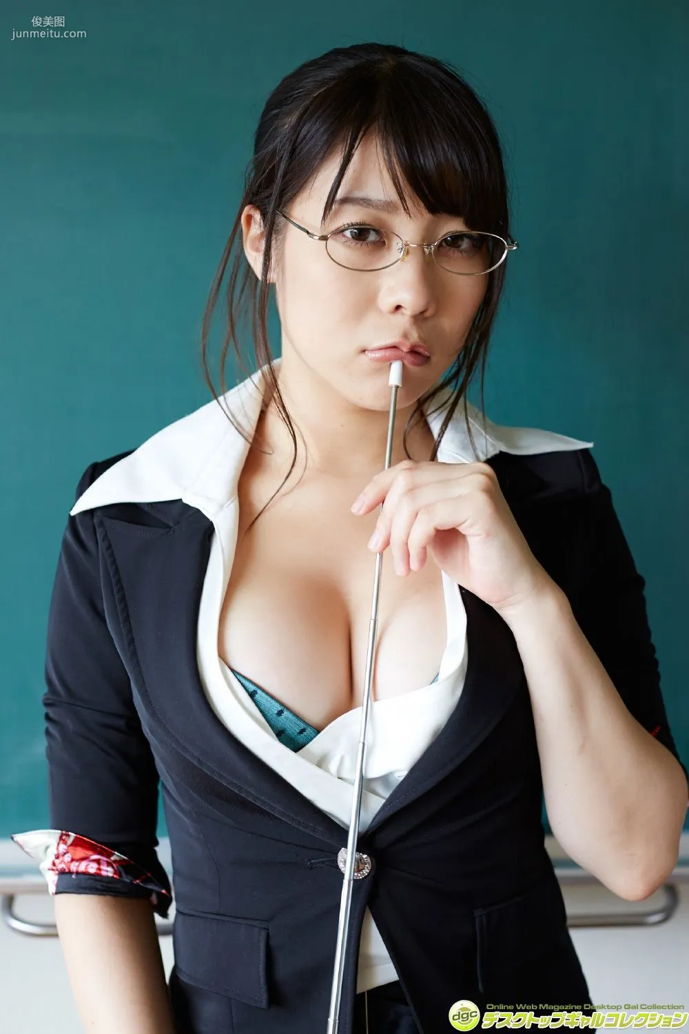 東條詩織《制服の下のFカップに完全ノックアウト!!》 寫真集 [DGC] NO.1346 24