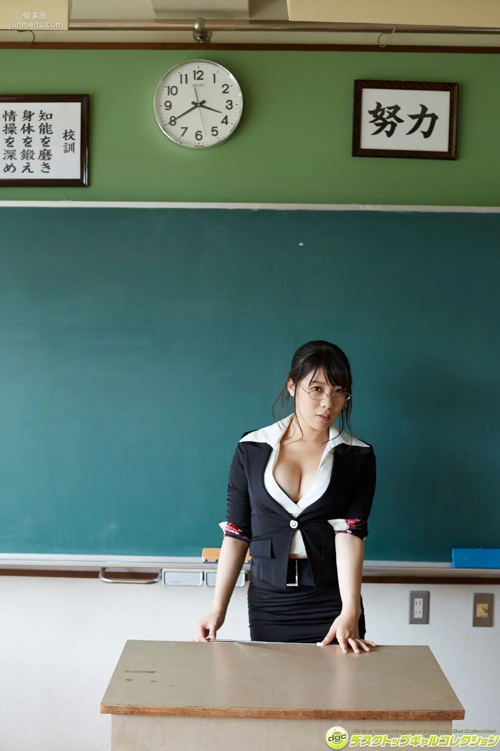 東條詩織《制服の下のFカップに完全ノックアウト!!》 寫真集 [DGC] NO.1346 25