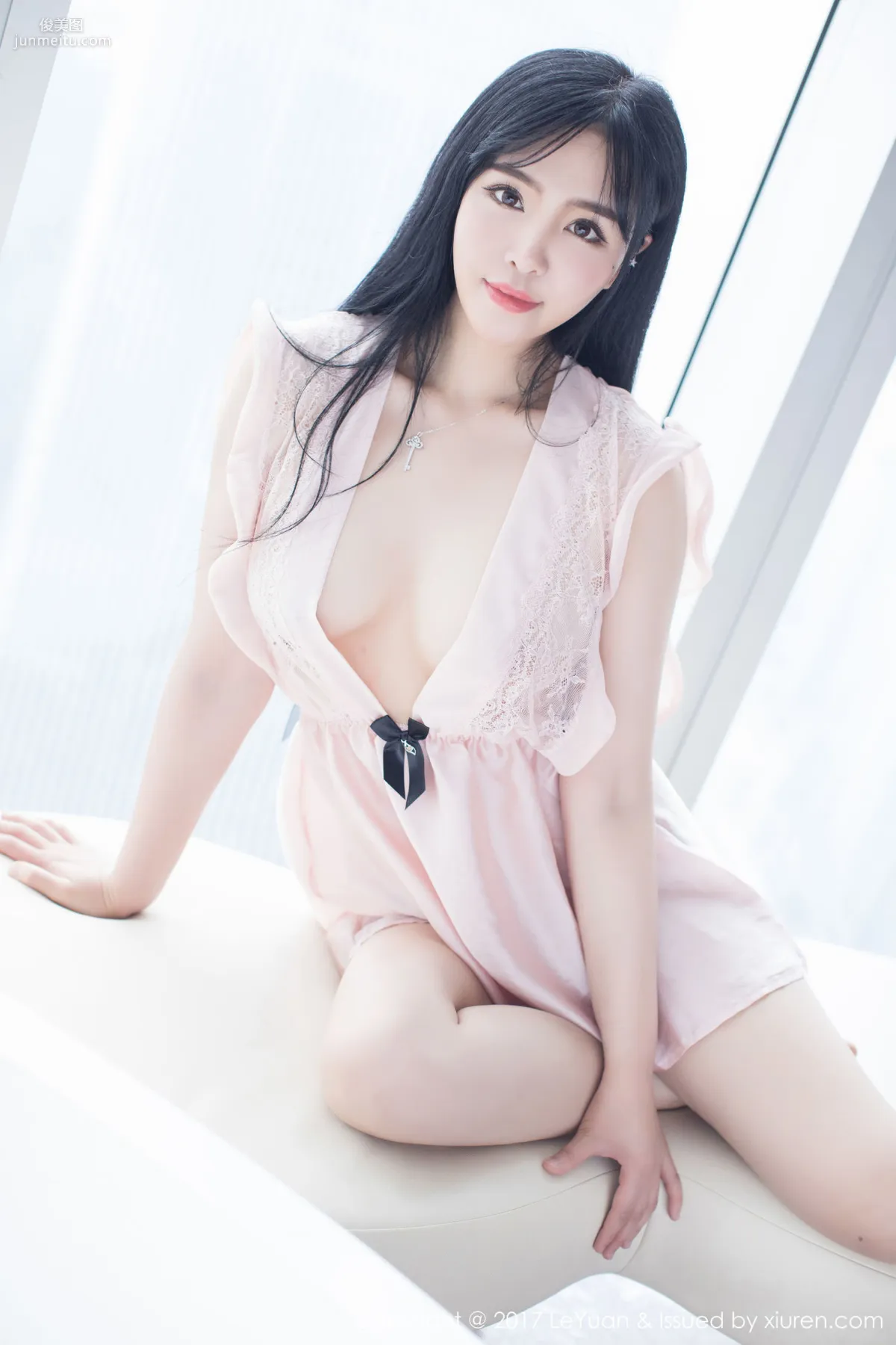Liu Yuer《Pink Sleepwear + White Stockings Temptation》 [LeYuan] VOL.046 Photo Set photo 8