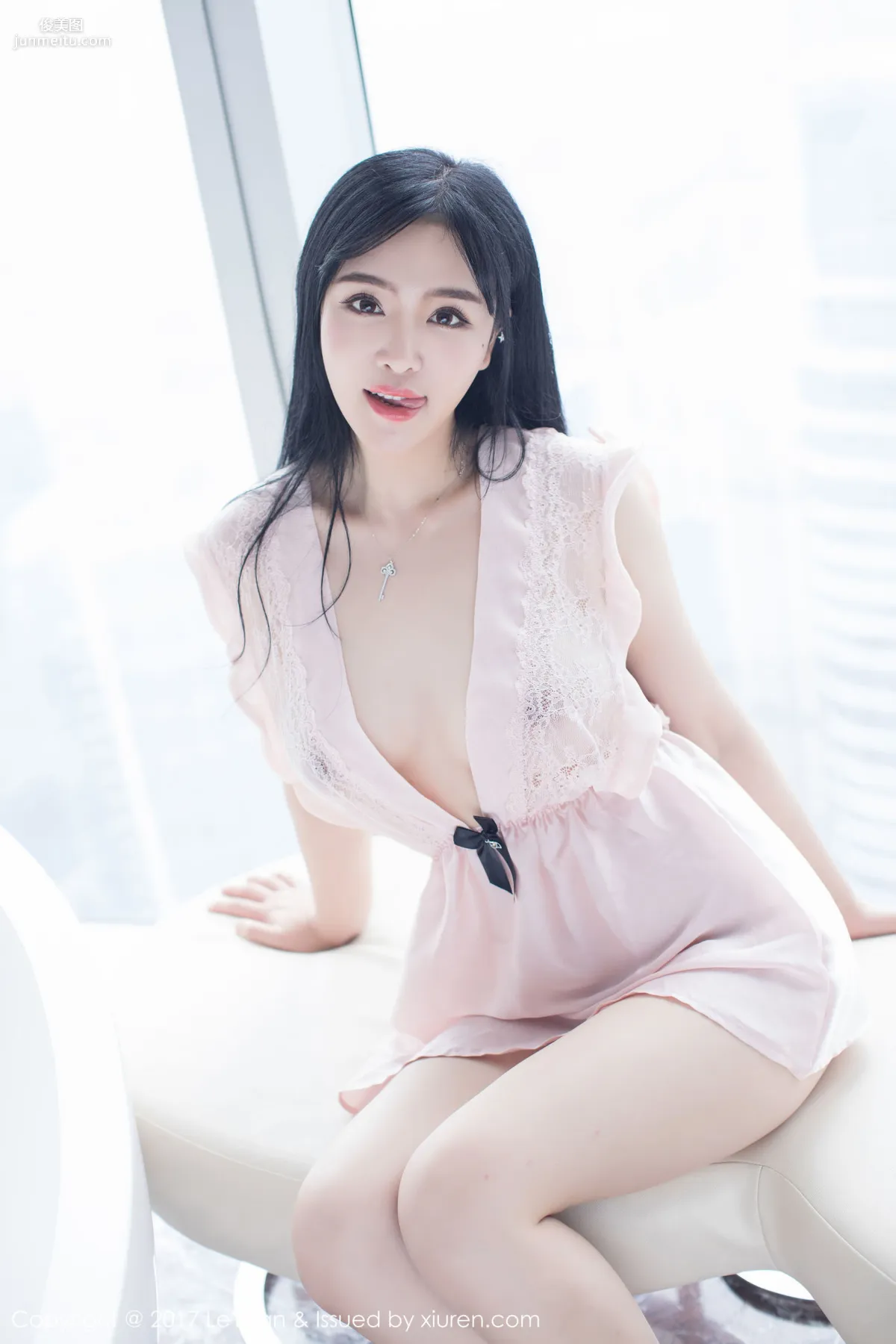 Liu Yuer《Pink Sleepwear + White Stockings Temptation》 [LeYuan] VOL.046 Photo Set photo 4