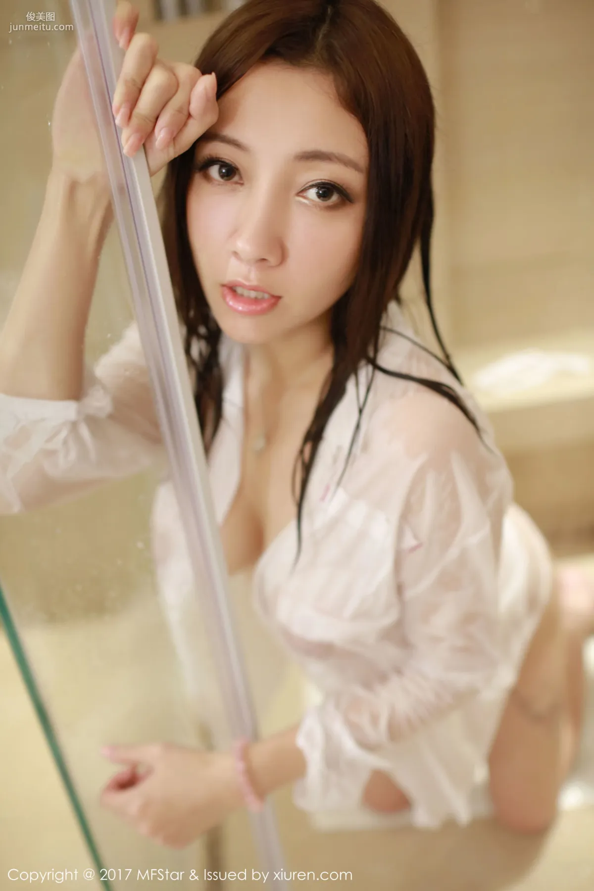 Guo'er Victoria, Wet Shirt, Spring Light Revealed, Warm Fragrant Beauty [MFStar] Vol.086 Photo Set photo 13
