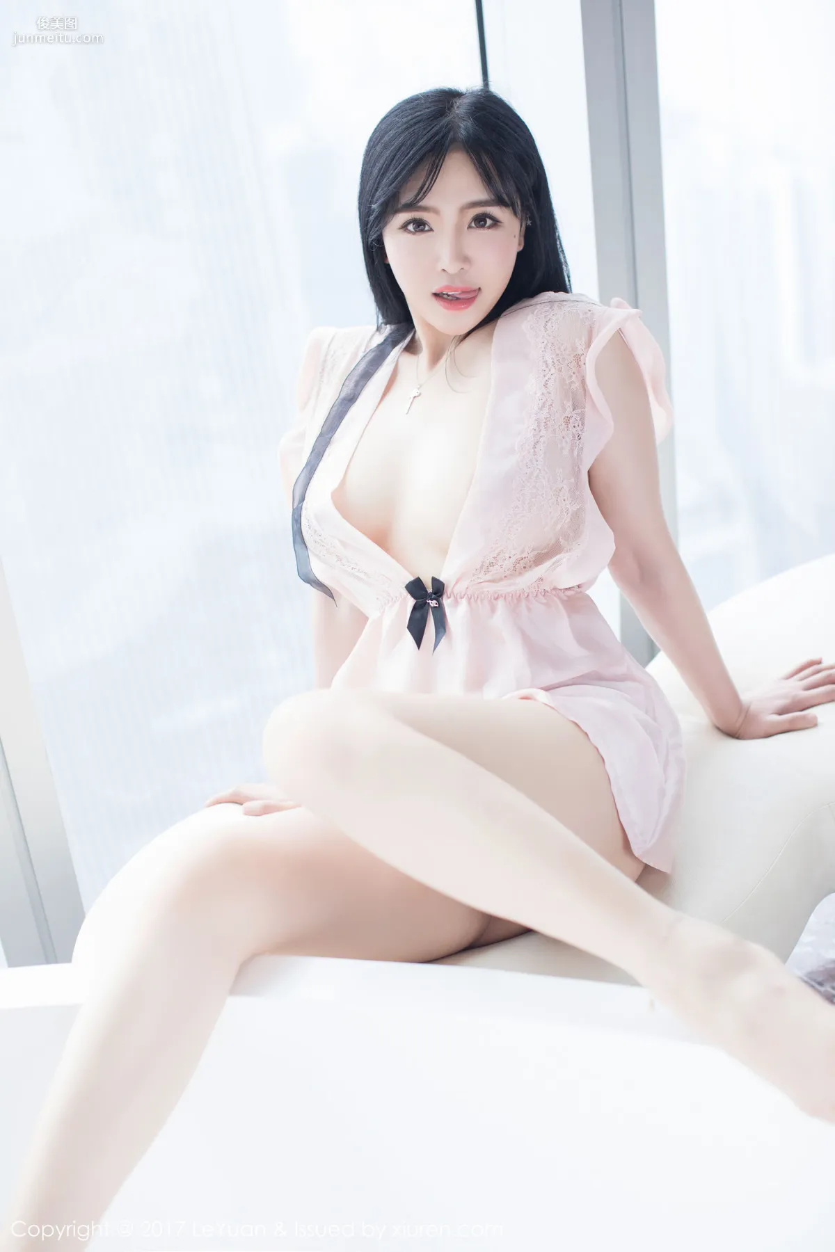 Liu Yuer《Pink Sleepwear + White Stockings Temptation》 [LeYuan] VOL.046 Photo Set photo 16
