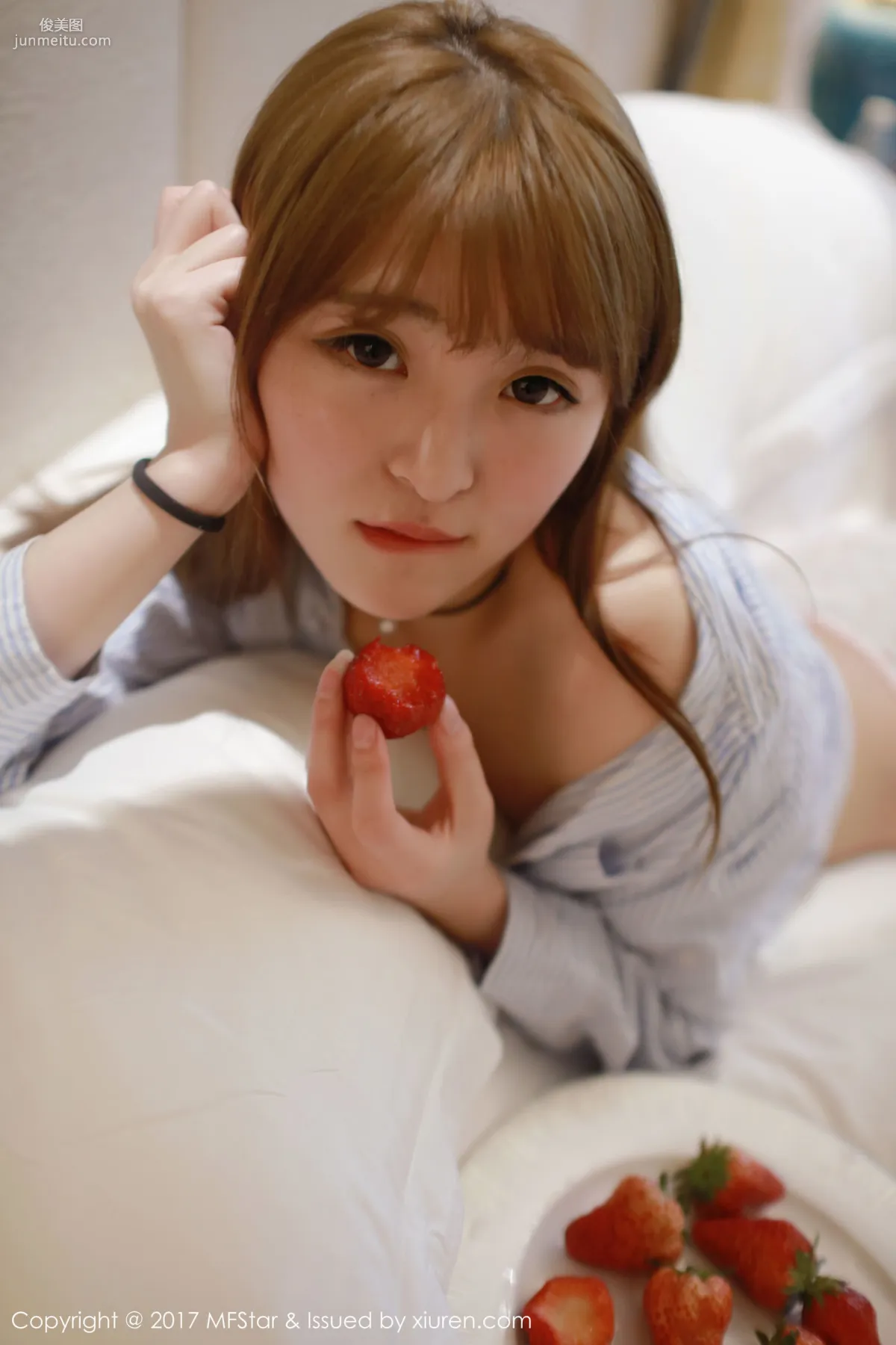 Yi Xiaoqi MoMo, Strawberry Underwear + Shirt Series [MFStar] Vol.096 Photo Set photo 20