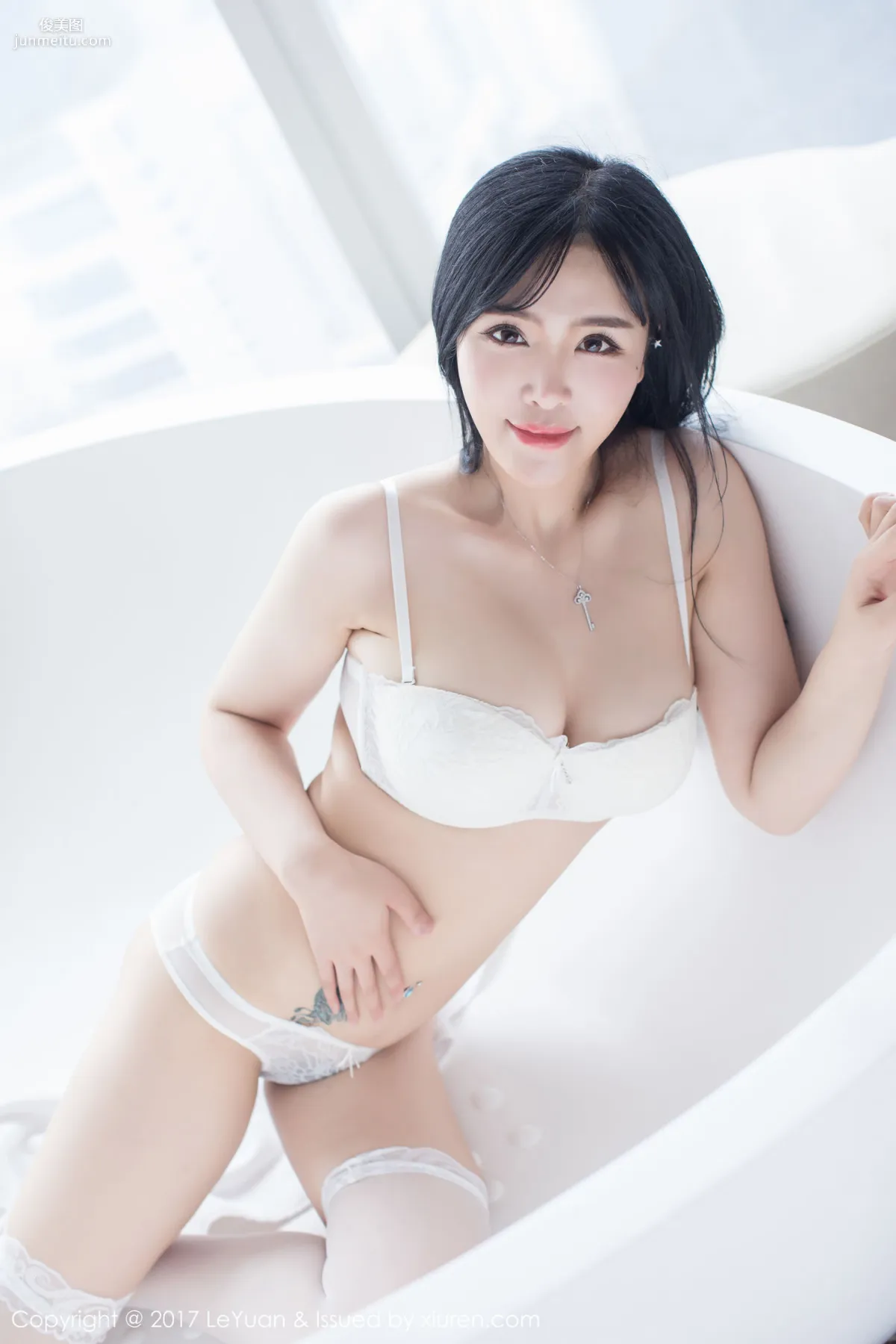 Liu Yuer《Pink Sleepwear + White Stockings Temptation》 [LeYuan] VOL.046 Photo Set photo 33
