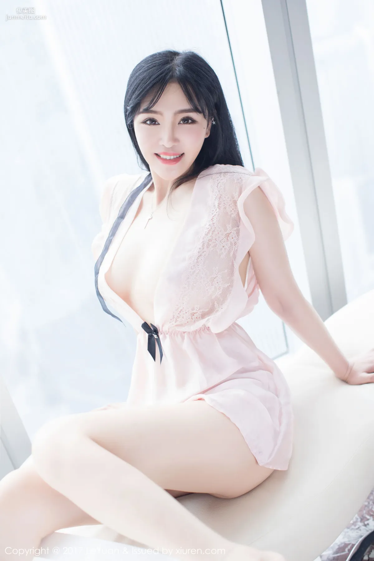 Liu Yuer《Pink Sleepwear + White Stockings Temptation》 [LeYuan] VOL.046 Photo Set photo 15