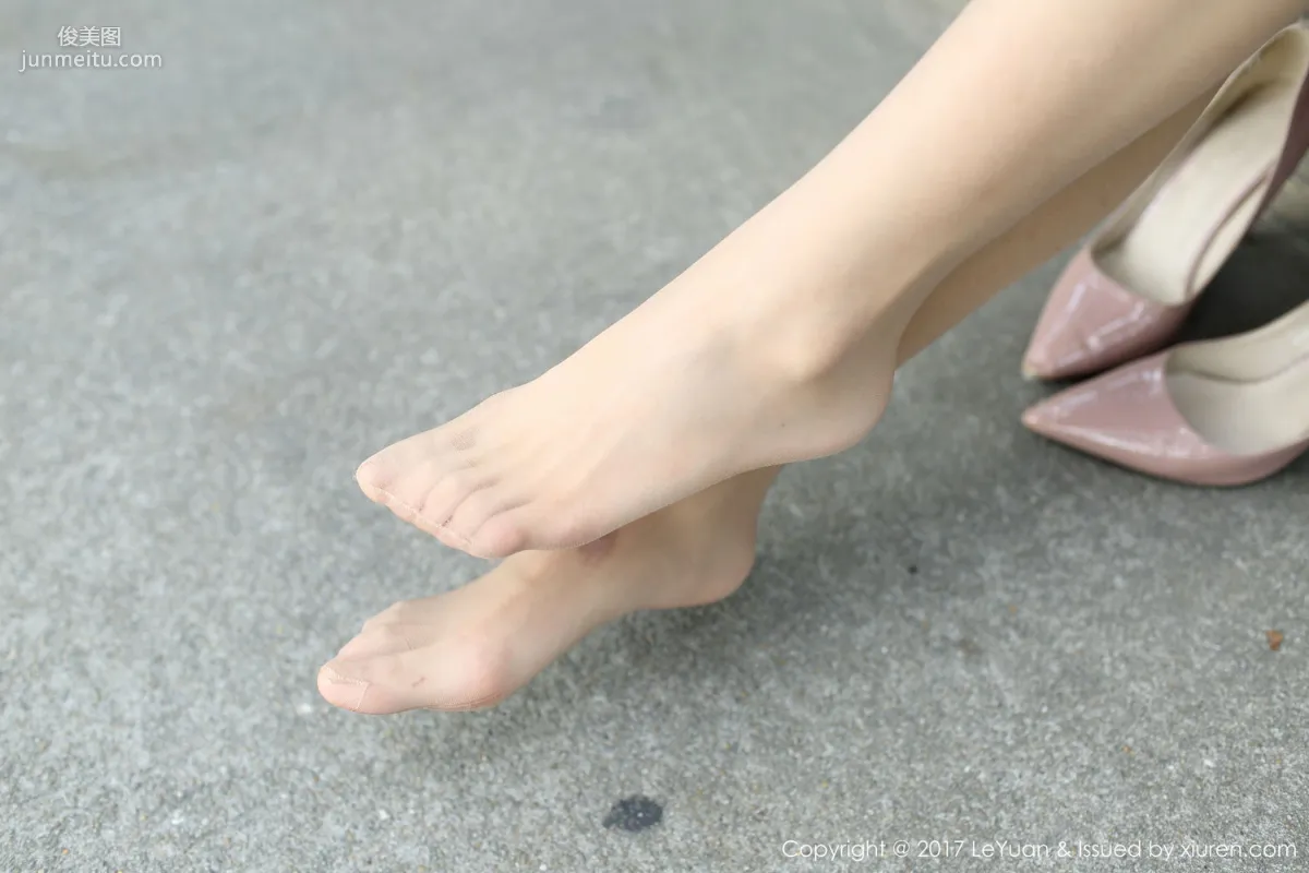 Qi Ling, Street Snap Beautiful Legs Stockings Series [LeYuan] VOL.030 Photo Set photo 40