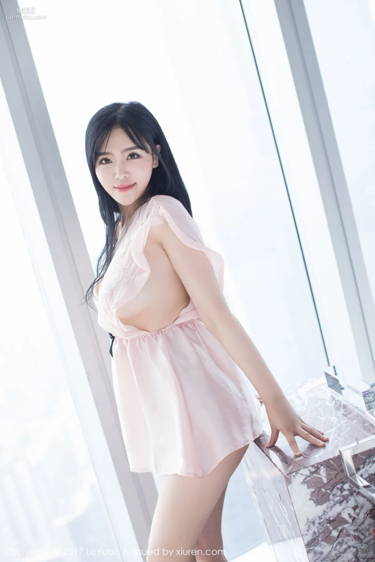 Liu Yuer《Pink Sleepwear + White Stockings Temptation》 [LeYuan] VOL.046 Photo Set photo 21