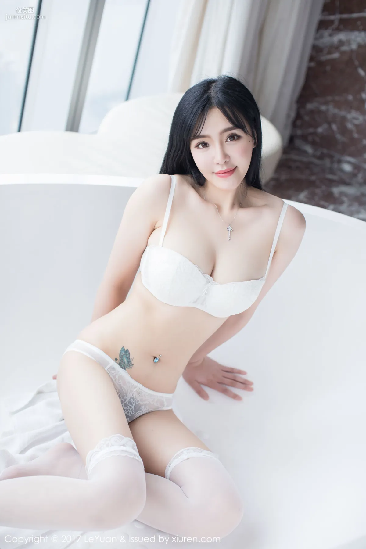 Liu Yuer《Pink Sleepwear + White Stockings Temptation》 [LeYuan] VOL.046 Photo Set photo 34