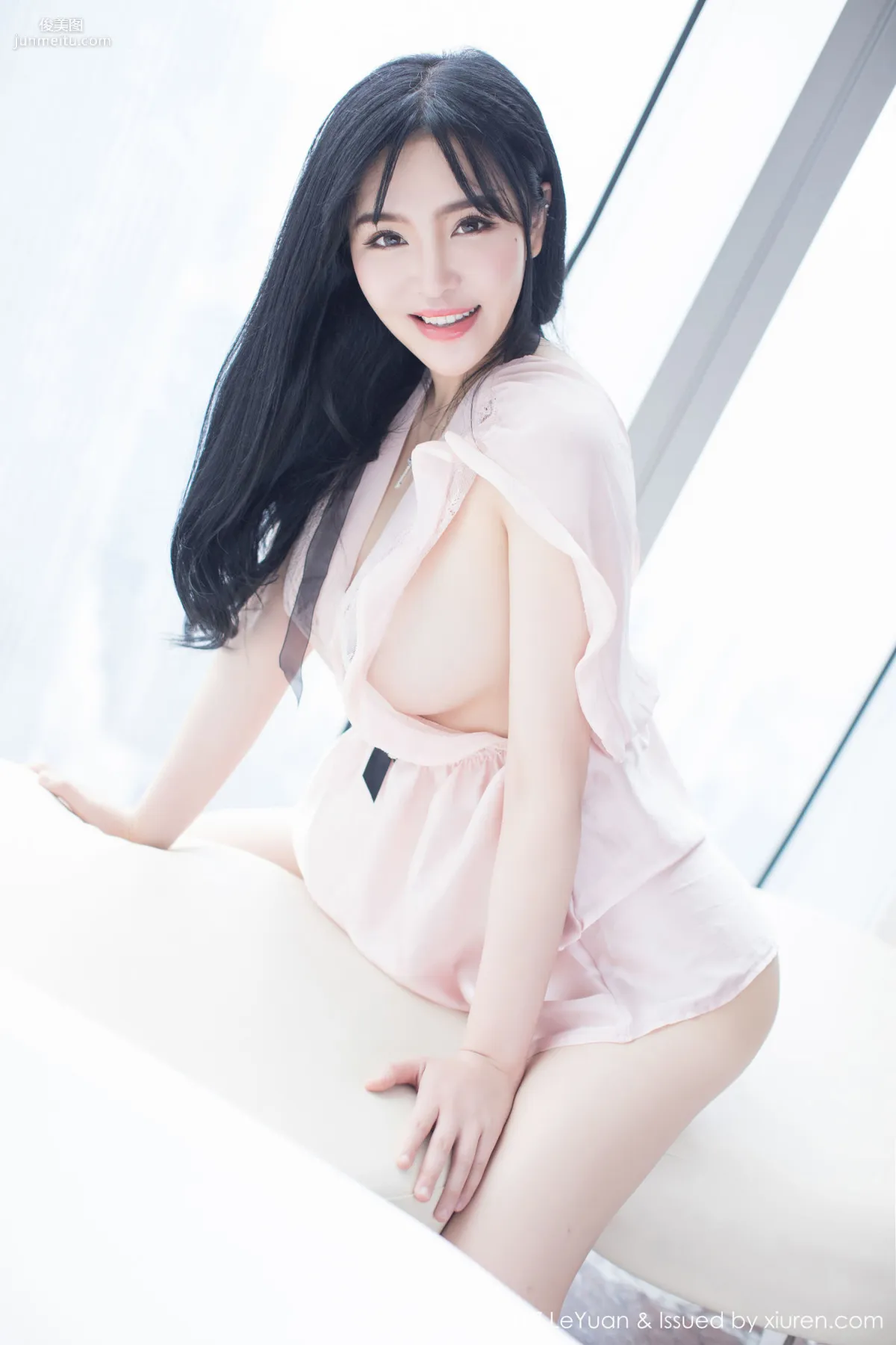 Liu Yuer《Pink Sleepwear + White Stockings Temptation》 [LeYuan] VOL.046 Photo Set photo 12