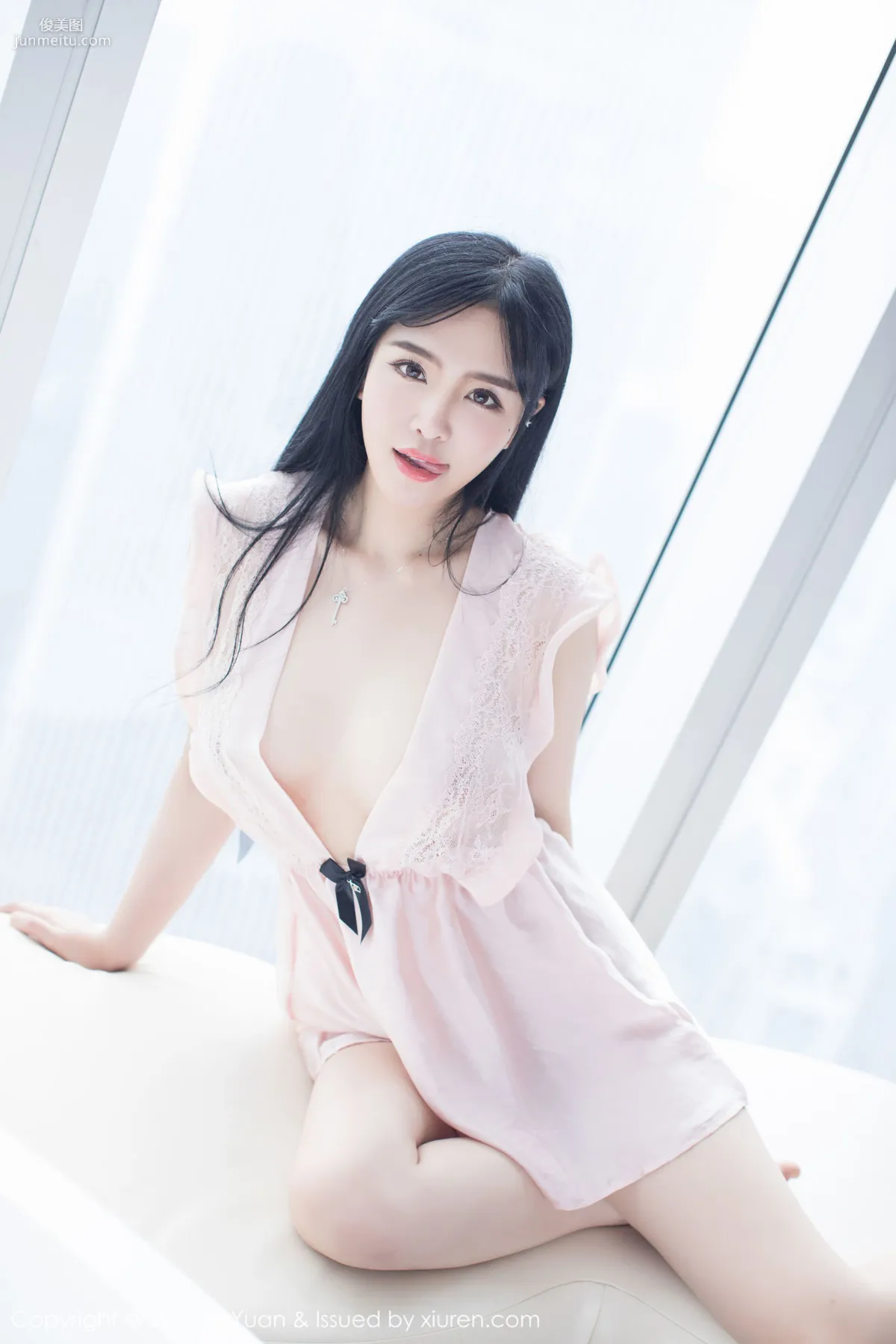Liu Yuer《Pink Sleepwear + White Stockings Temptation》 [LeYuan] VOL.046 Photo Set photo 7