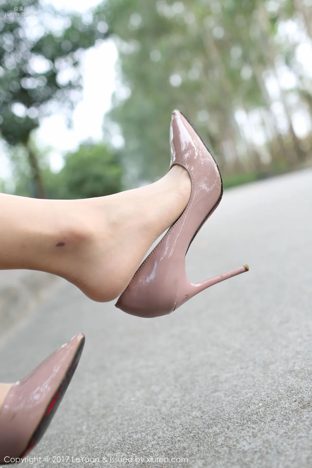 Qi Ling, Street Snap Beautiful Legs Stockings Series [LeYuan] VOL.030 Photo Set photo 27