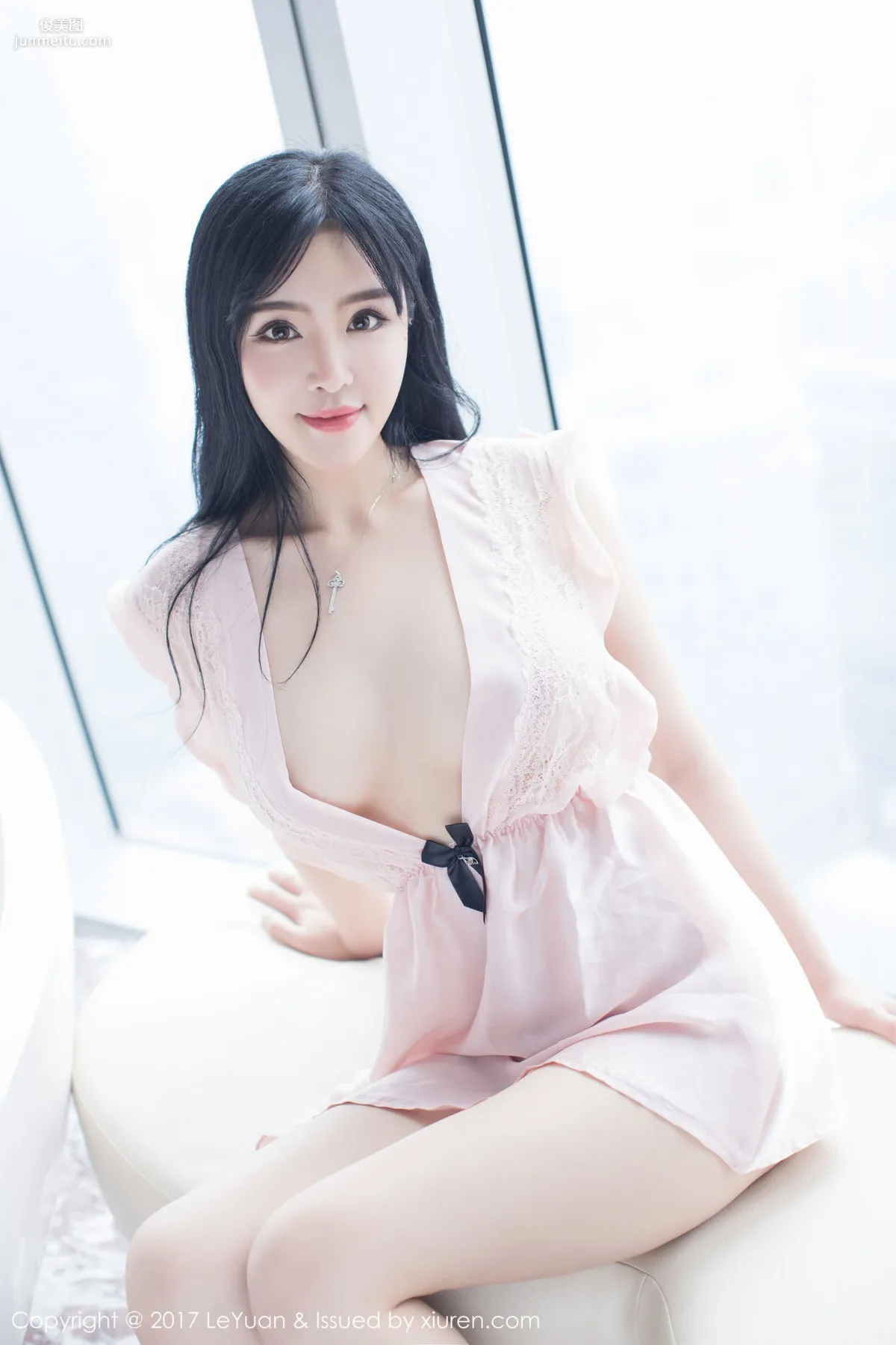Liu Yuer《Pink Sleepwear + White Stockings Temptation》 [LeYuan] VOL.046 Photo Set photo 6