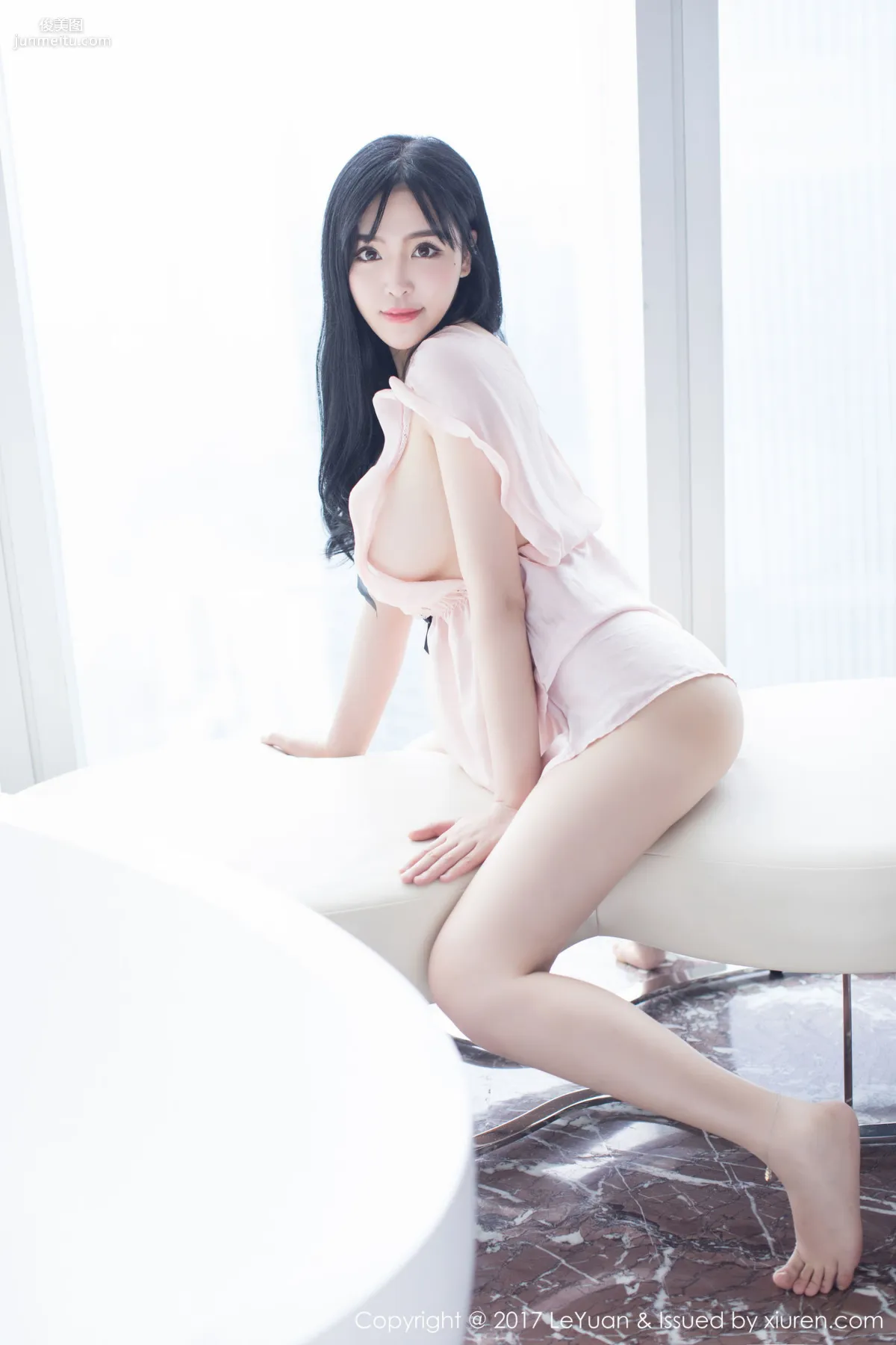 Liu Yuer《Pink Sleepwear + White Stockings Temptation》 [LeYuan] VOL.046 Photo Set photo 11