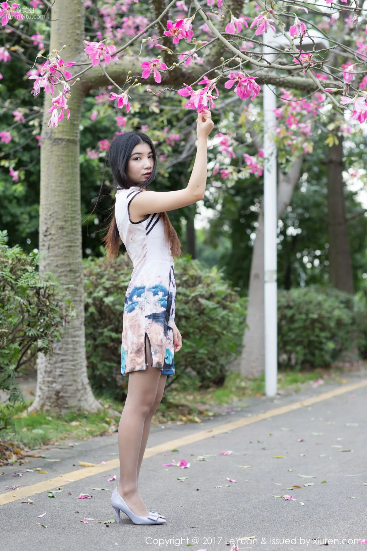 Winki Siji, Outdoor and Car Shoot Beautiful Legs Series [LeYuan] VOL.039 Photo Set photo 2