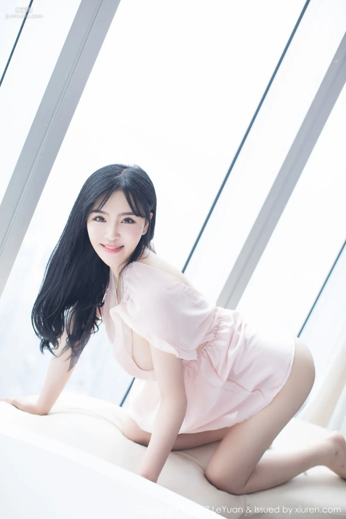 Liu Yuer《Pink Sleepwear + White Stockings Temptation》 [LeYuan] VOL.046 Photo Set photo 14