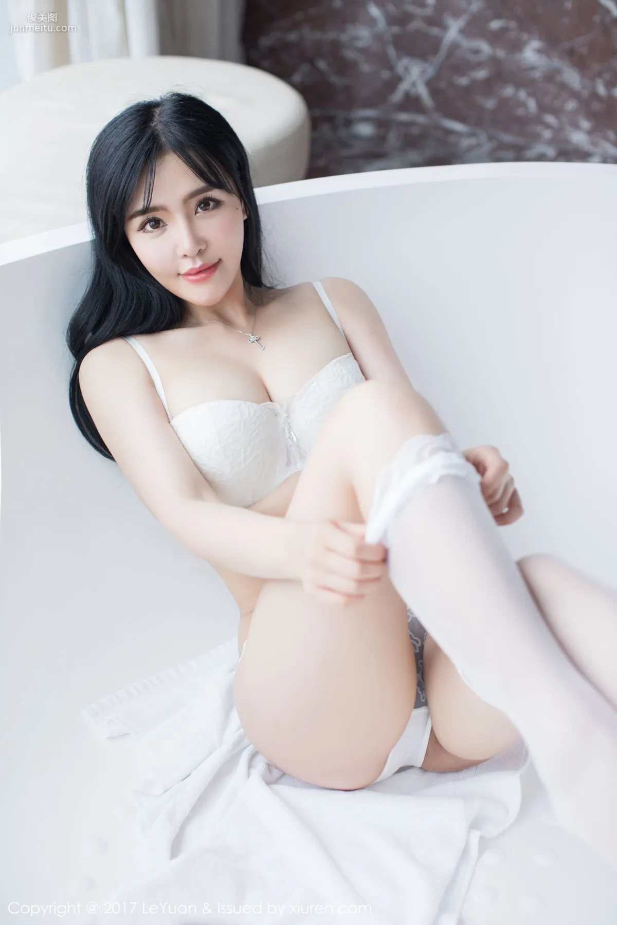 Liu Yuer《Pink Sleepwear + White Stockings Temptation》 [LeYuan] VOL.046 Photo Set photo 38