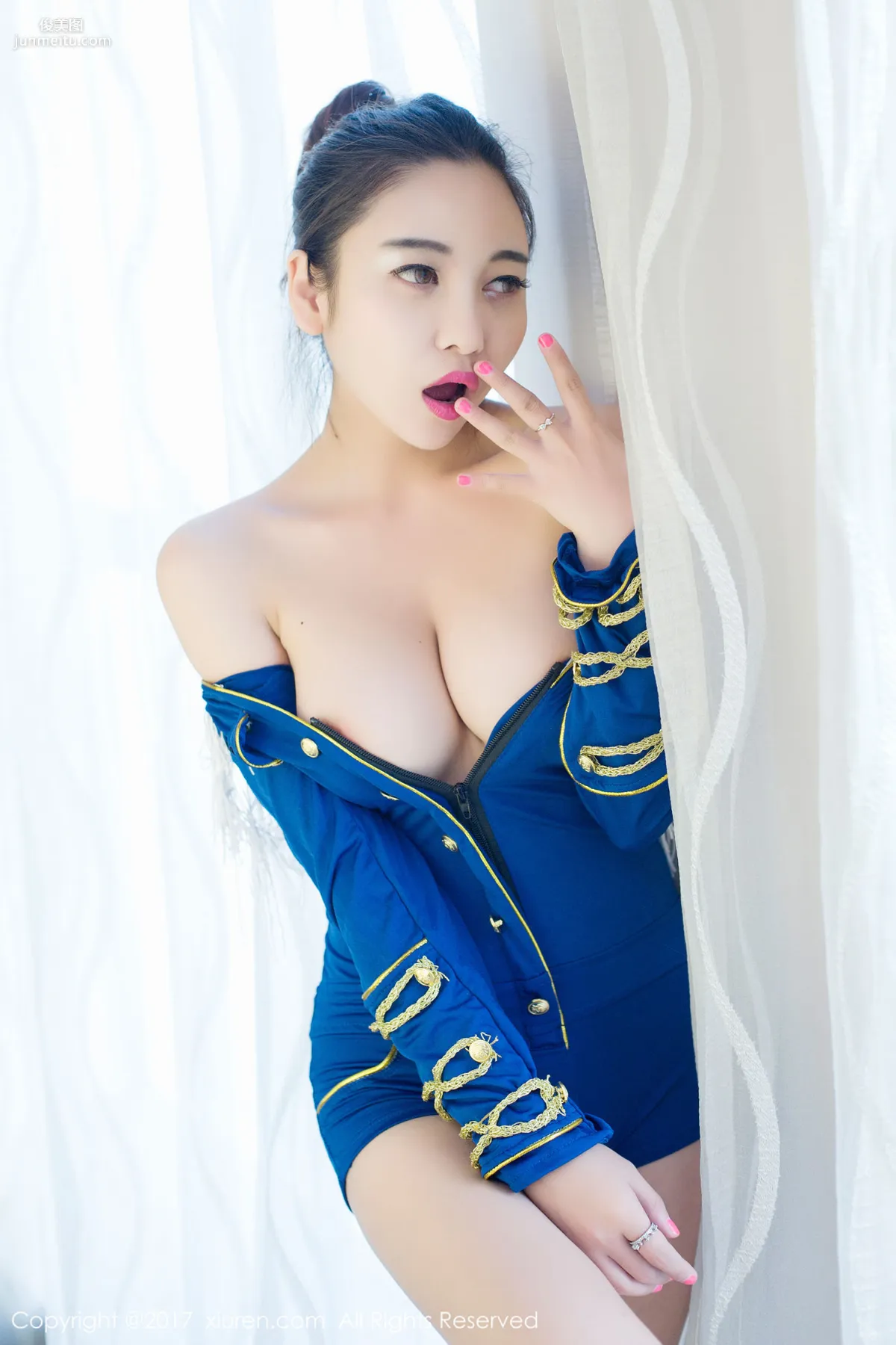 Li Zixi "Cream Full Body Smearing, Nightclub Low-Cut Uniform" [XiuRen] No.677 Photo Set photo 41