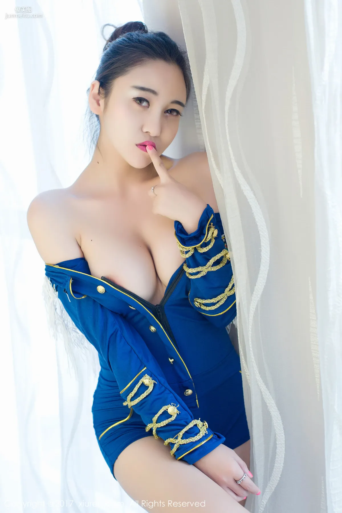 Li Zixi "Cream Full Body Smearing, Nightclub Low-Cut Uniform" [XiuRen] No.677 Photo Set photo 44