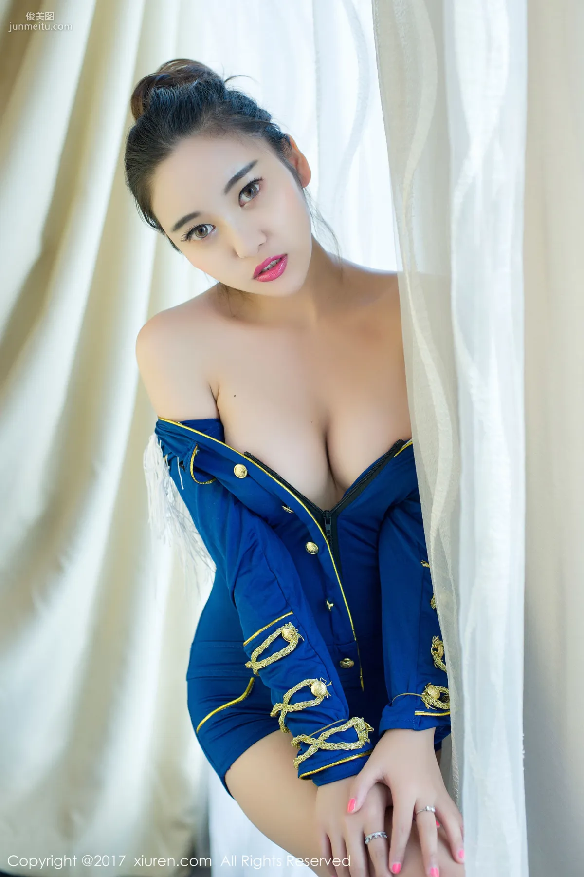 Li Zixi "Cream Full Body Smearing, Nightclub Low-Cut Uniform" [XiuRen] No.677 Photo Set photo 37