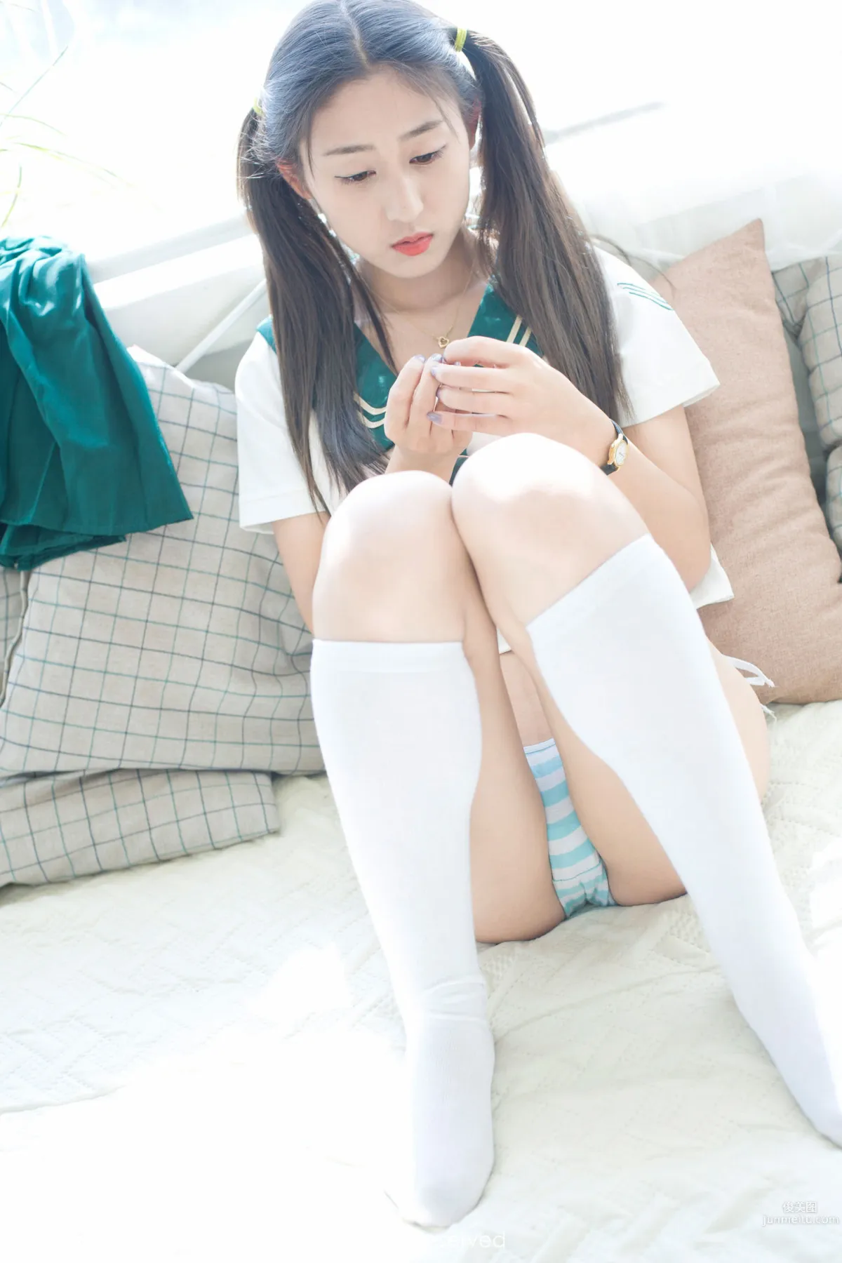 Yuhan Iris "Student Uniform + Petal Lingerie" [XiuRen] No.802 Photo Set photo 15