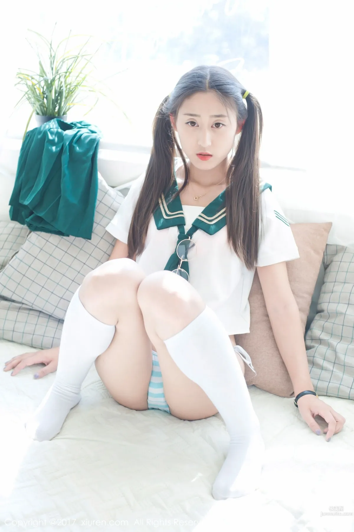 Yuhan Iris "Student Uniform + Petal Lingerie" [XiuRen] No.802 Photo Set photo 44