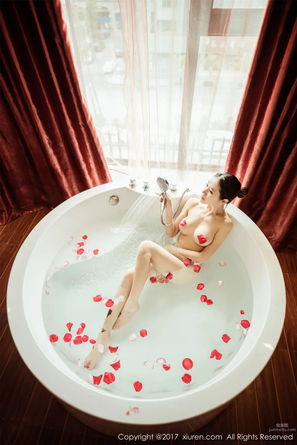 Xiao Yang Mi @ Xin Yi, Petal Bath, Sheer Lace Lingerie + Wild Leopard Print [XiuRen] No.752 Photo Set photo 2