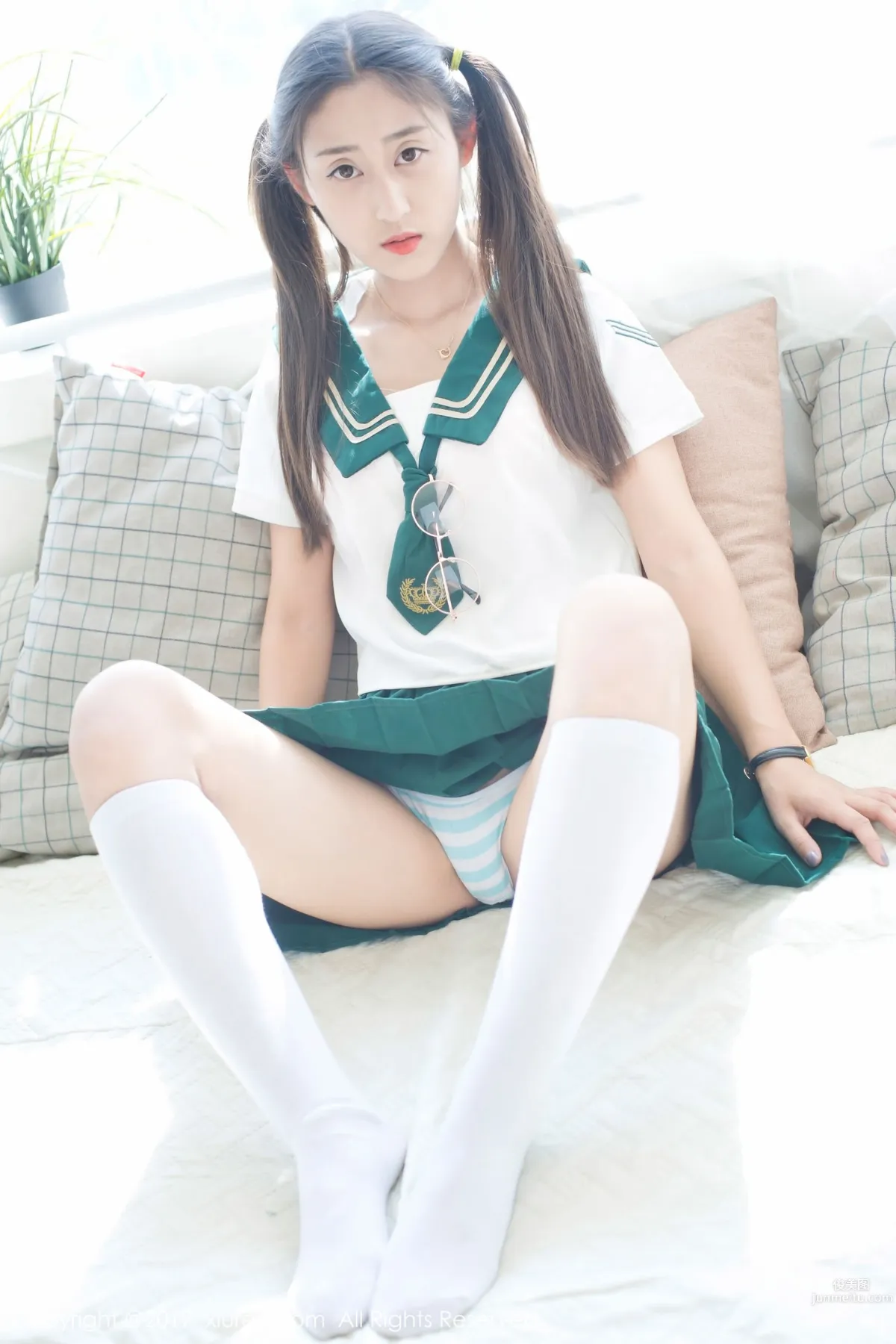 Yuhan Iris "Student Uniform + Petal Lingerie" [XiuRen] No.802 Photo Set photo 1