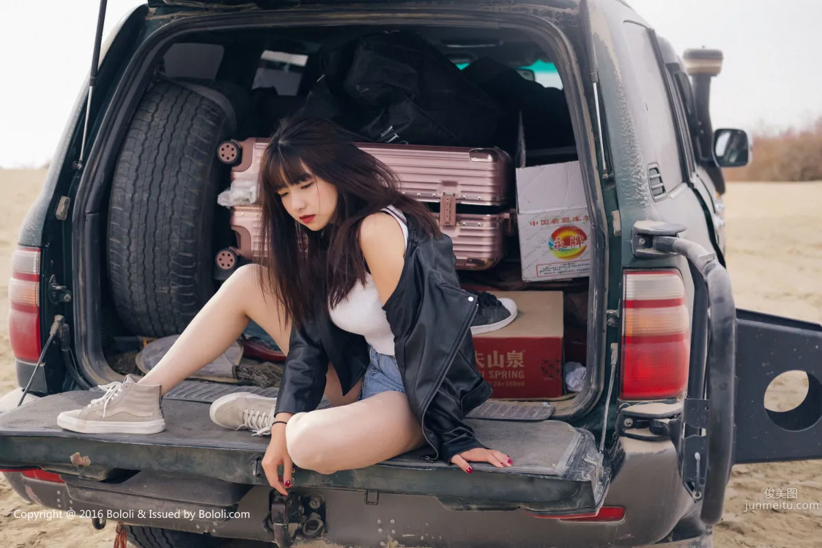 周聞/球球《沙漠機車女》 [Kimoe激萌文化] KIM010 寫真集 2
