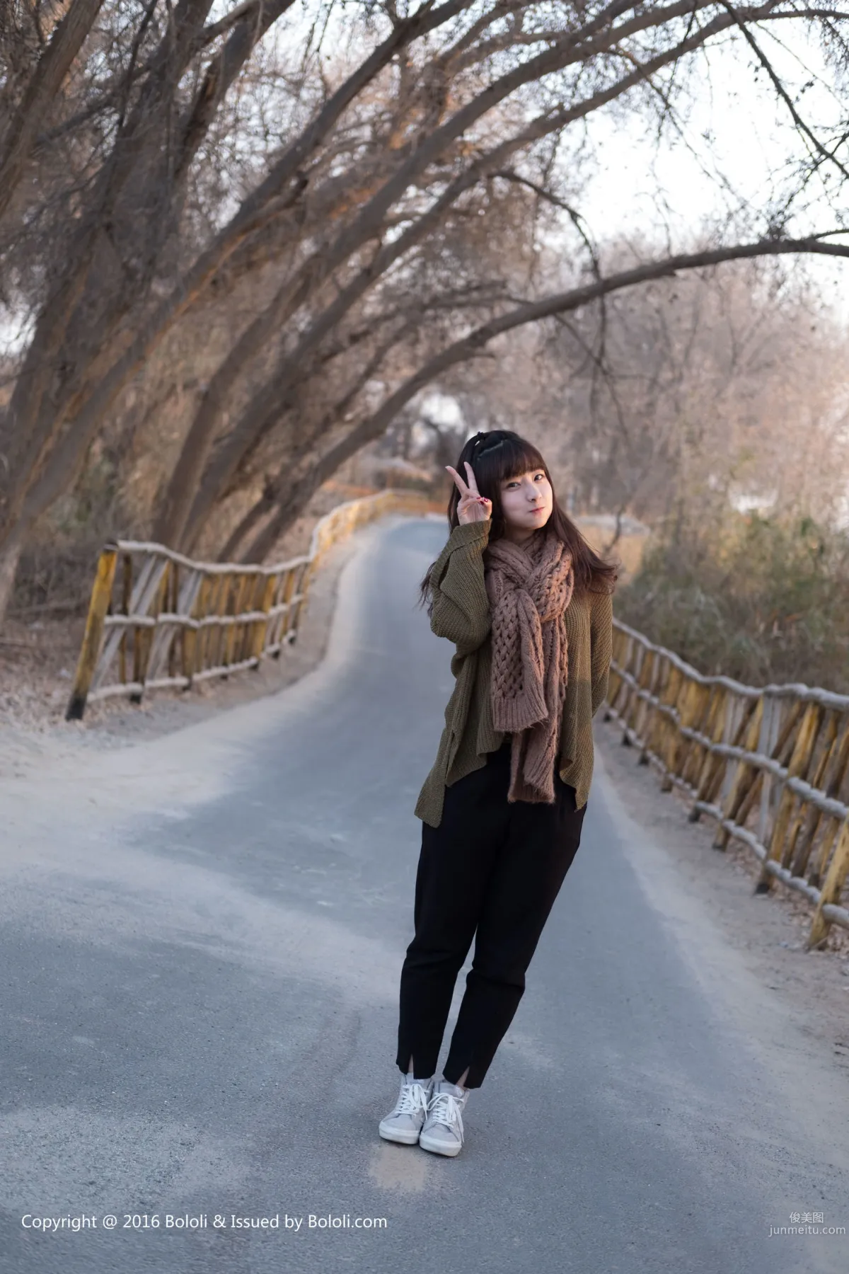 Zhou Wen/Qiu Qiu, Wearing a Sweater, Transforming into a Cutie, Desert Journey [Jimeng Culture] KIM014 Photo Set photo 8