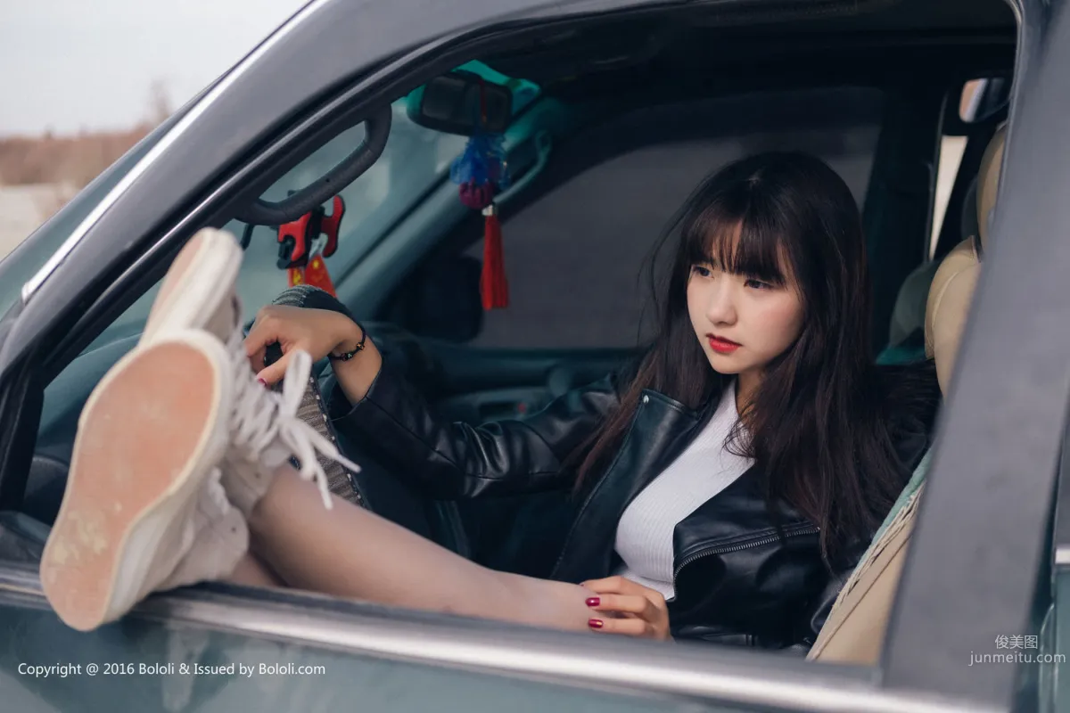 周聞/球球《沙漠機車女》 [Kimoe激萌文化] KIM010 寫真集 39