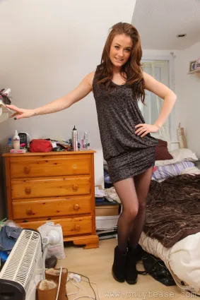 [OnlyTease絲襪] Jess Impiazzi 黑絲美腿超短裙 寫真集