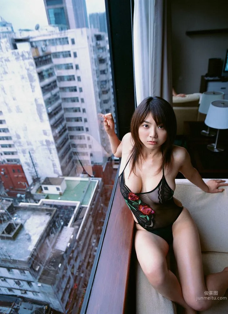相澤仁美《香港の夜にひとみが辉いた》写真集 [YS Web] Vol.1701