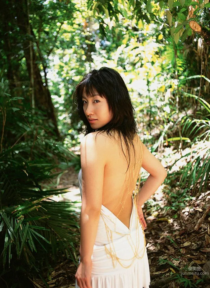 佐藤寛子《川の流れに、身をゆだねて…》写真集 [YS Web] Vol.1738