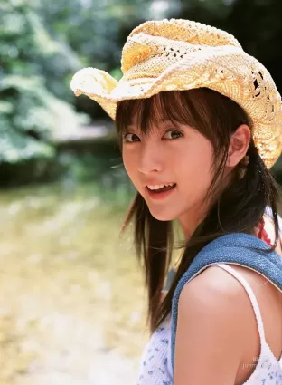 小松彩夏《おソトで大冒険》寫真集 [YS Web] Vol.146