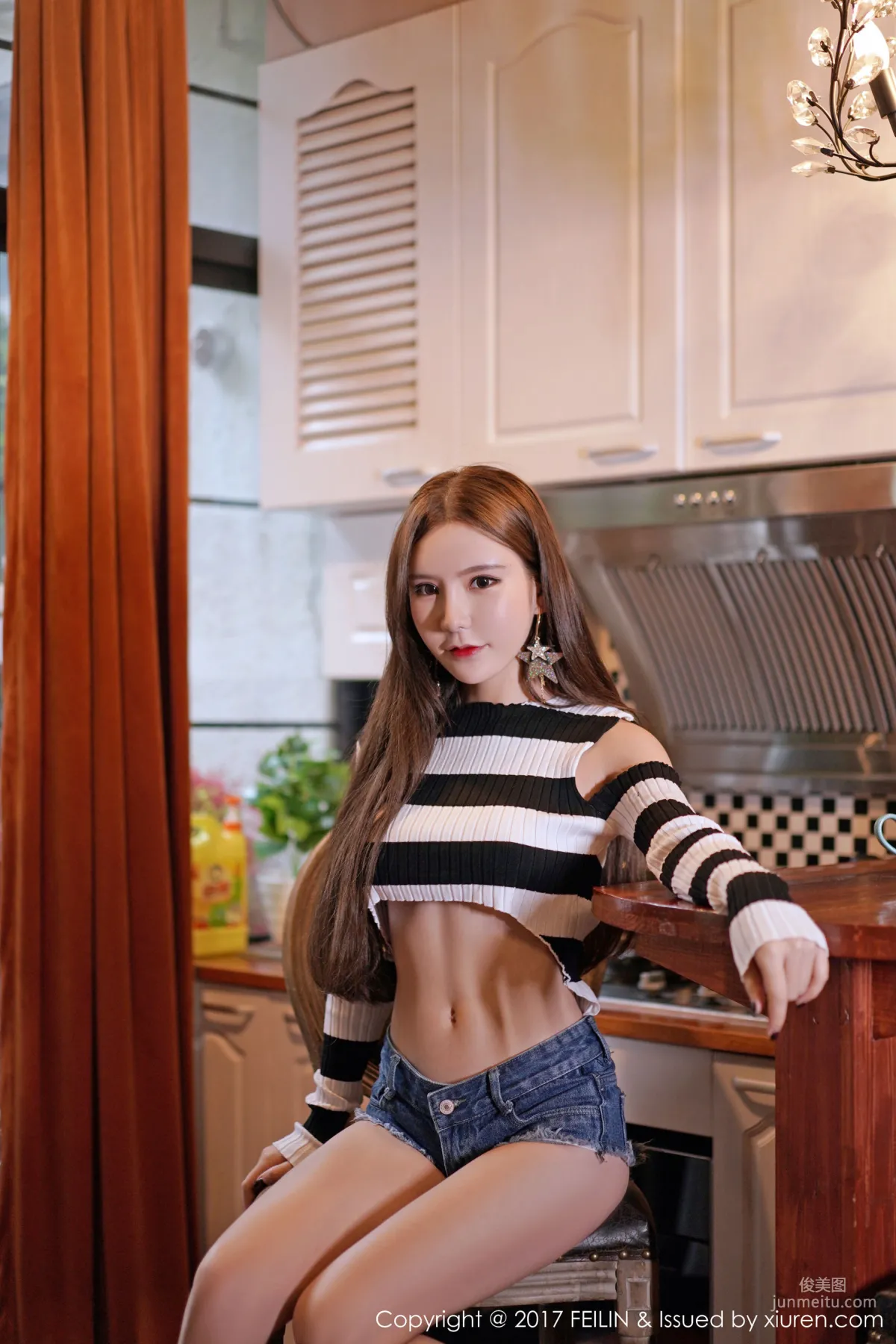Zhou Yuxi dummy 'Denim Shorts and Sexy Sweater, High Heels with Silver Suspenders' [FeiLin] Vol.113 Photo Set photo 1