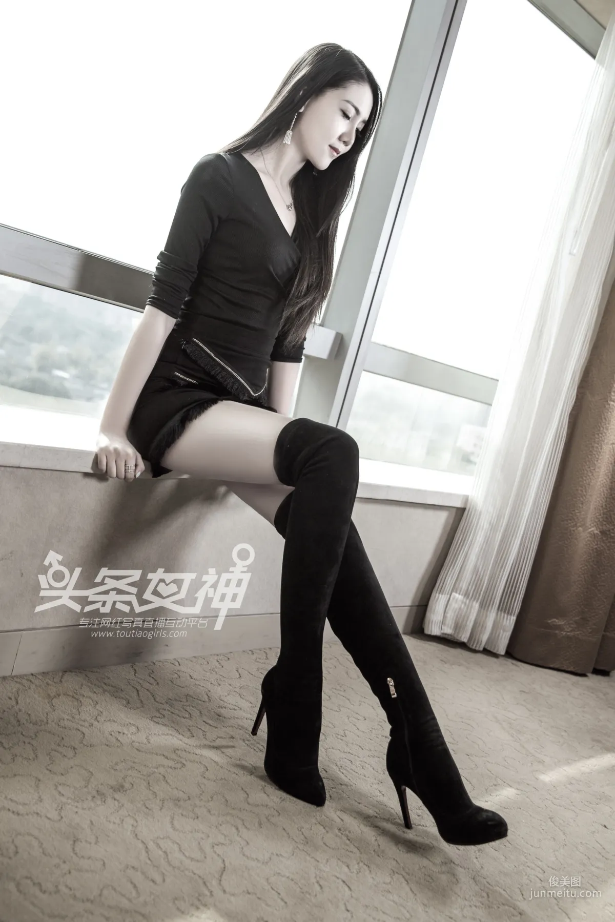 Feng Xuejiao, Beautiful Legs and Feet Conquest [TouTiao Goddess] Photo Set photo 1