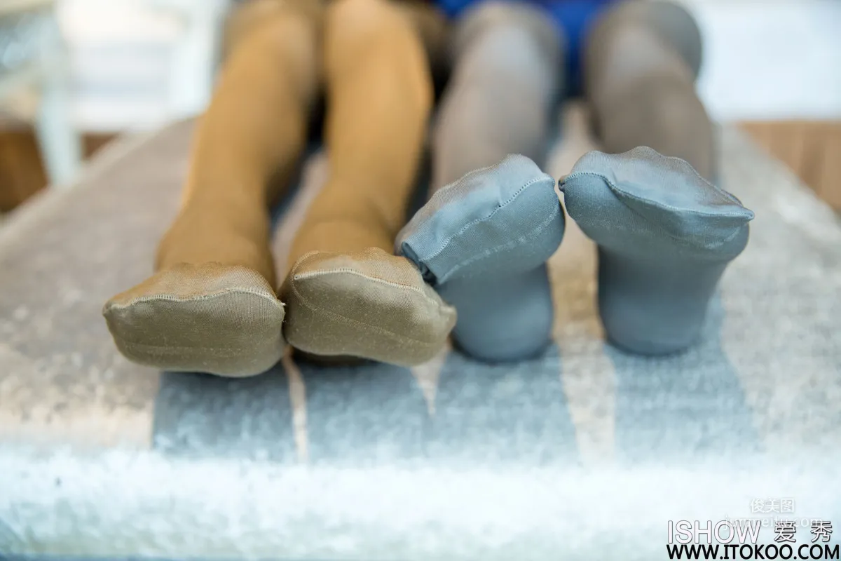 Wang Wenwen and Guan Jiayan, Beautiful Legs and Silk Feet Sister Flowers [ISHOW] NO.128 Photo Set photo 30