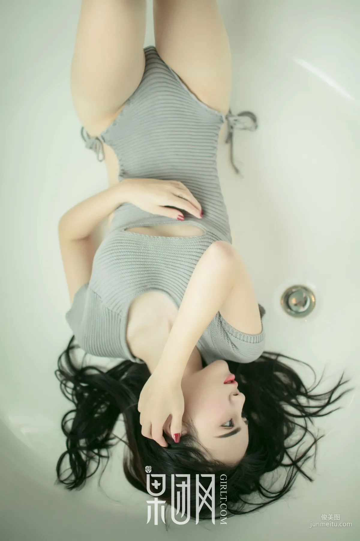 Wan Wan, Tough Queen Shows Off Beautiful Back in Vacuum, Bathtub Wet Body Utterly Captivating! [Girlt] NO.075 Photo Set photo 35