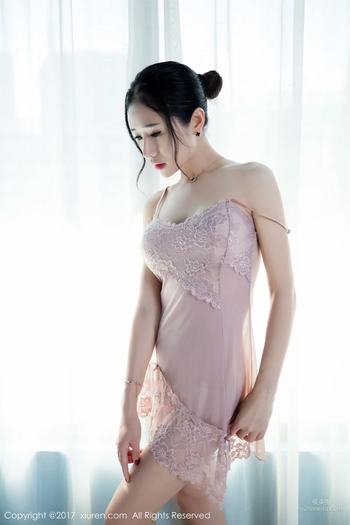Xin Yi The Temptation of Semi-Transparent Pajamas [XiuRen] NO.806 Photo Set photo 9