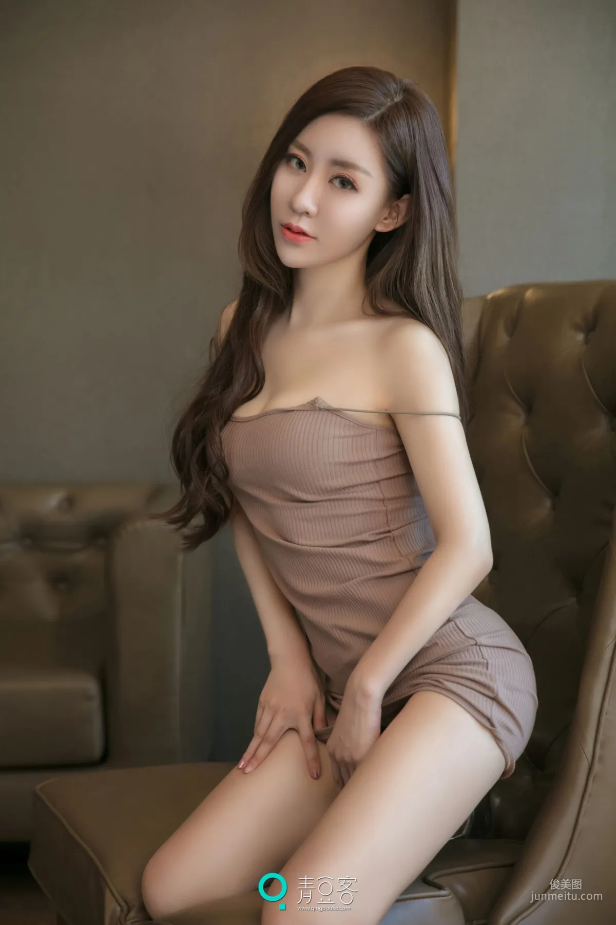 Qiao Enxi, Long-Haired Beauty Cleverly Reveals Her Proud Curves [QingDouKe] Photo Set photo 13