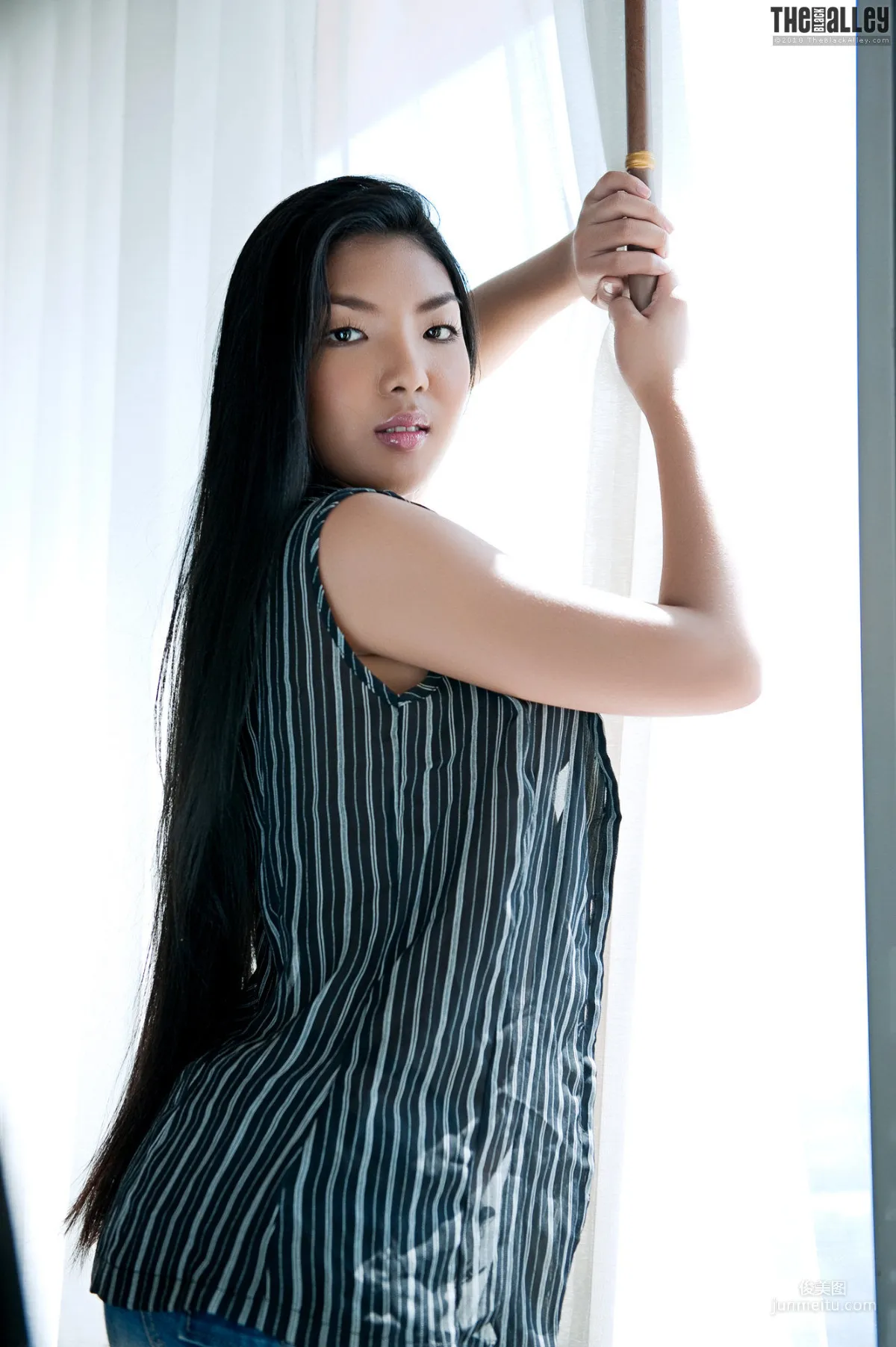 Lee Pai Pai, Tight Jeans [The Black Alley] Photo Set photo 30