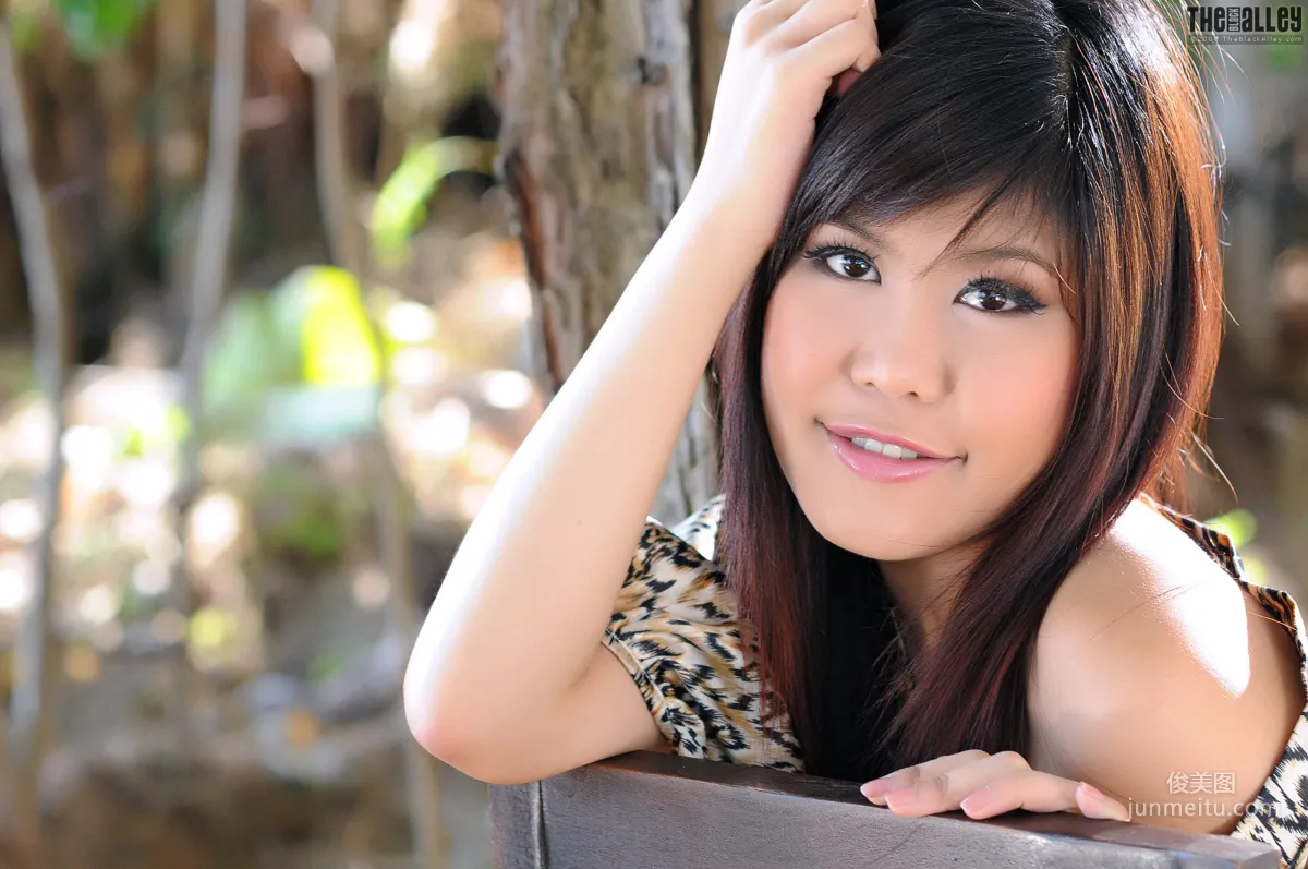 Abby Ngeun Outdoor Shoot Leopard Print Series [The Black Alley] Photo Set photo 12