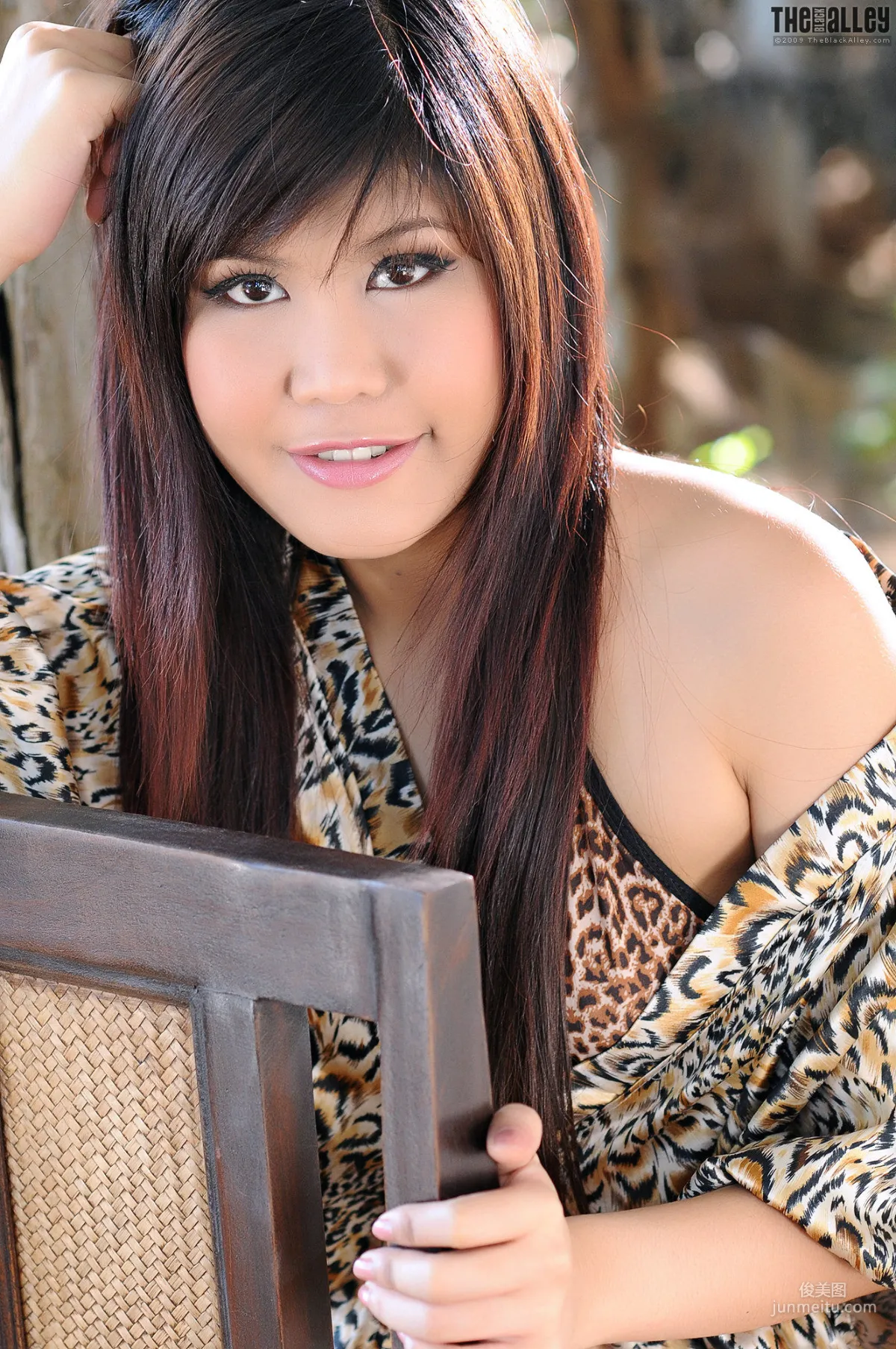 Abby Ngeun Outdoor Shoot Leopard Print Series [The Black Alley] Photo Set photo 13