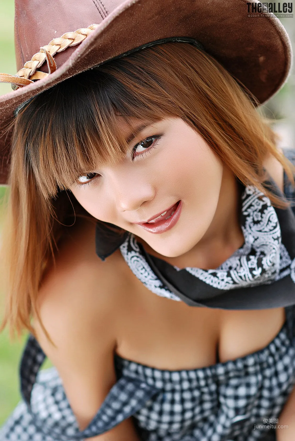 Jennifer Lim《牛仔妹子》 [The Black Alley] 写真集33