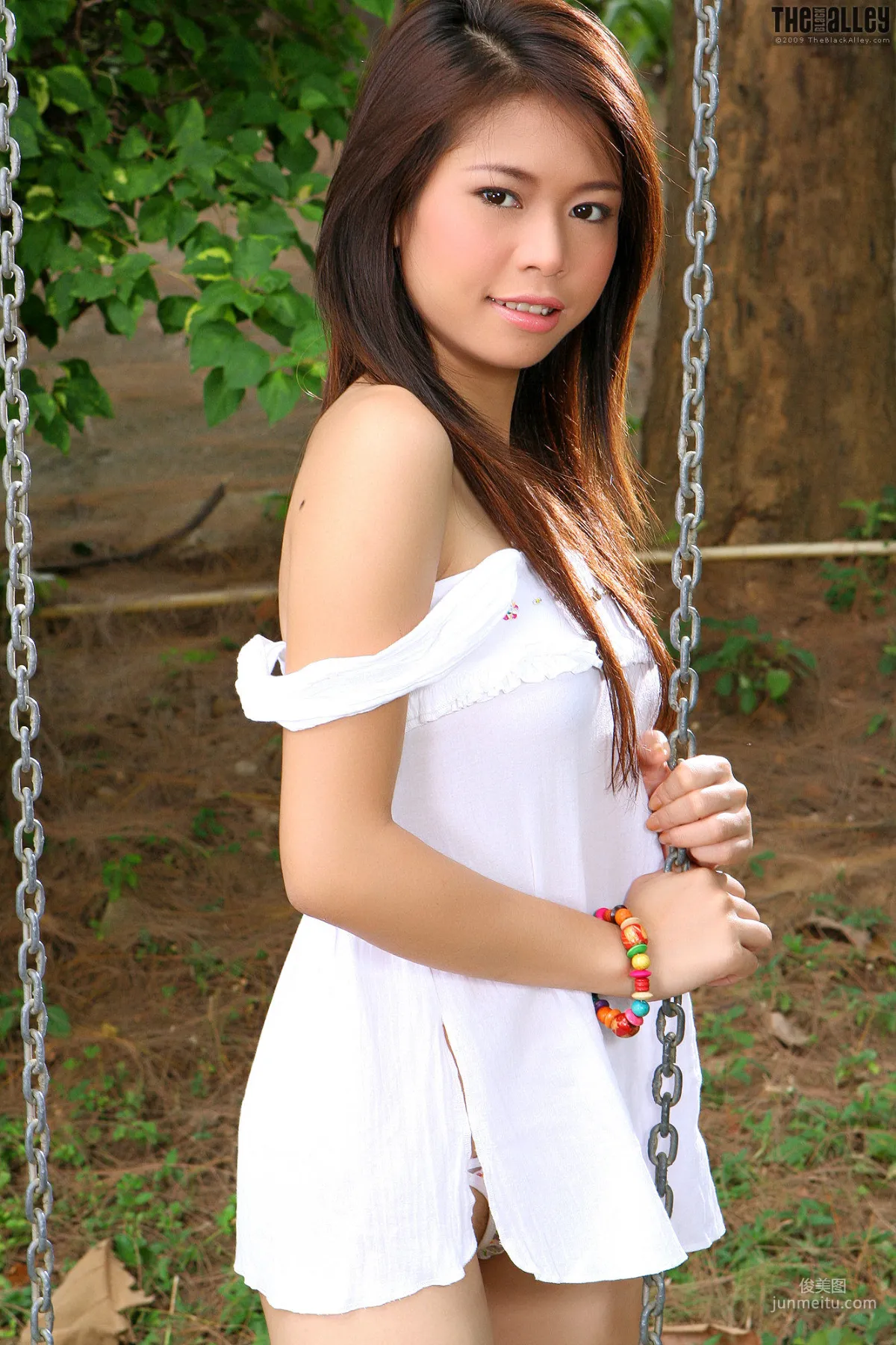 Jennie Leung《蕩秋千》 [The Black Alley] 寫真集 7