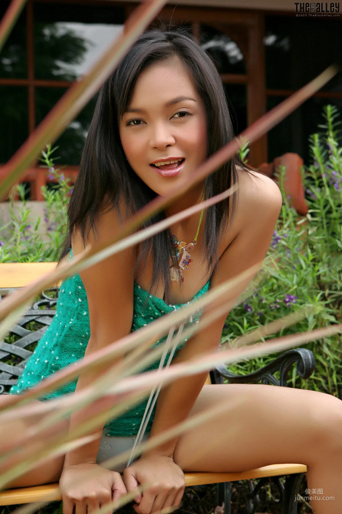 Carrie Lee《绿色小背心》 [The Black Alley] 写真集18