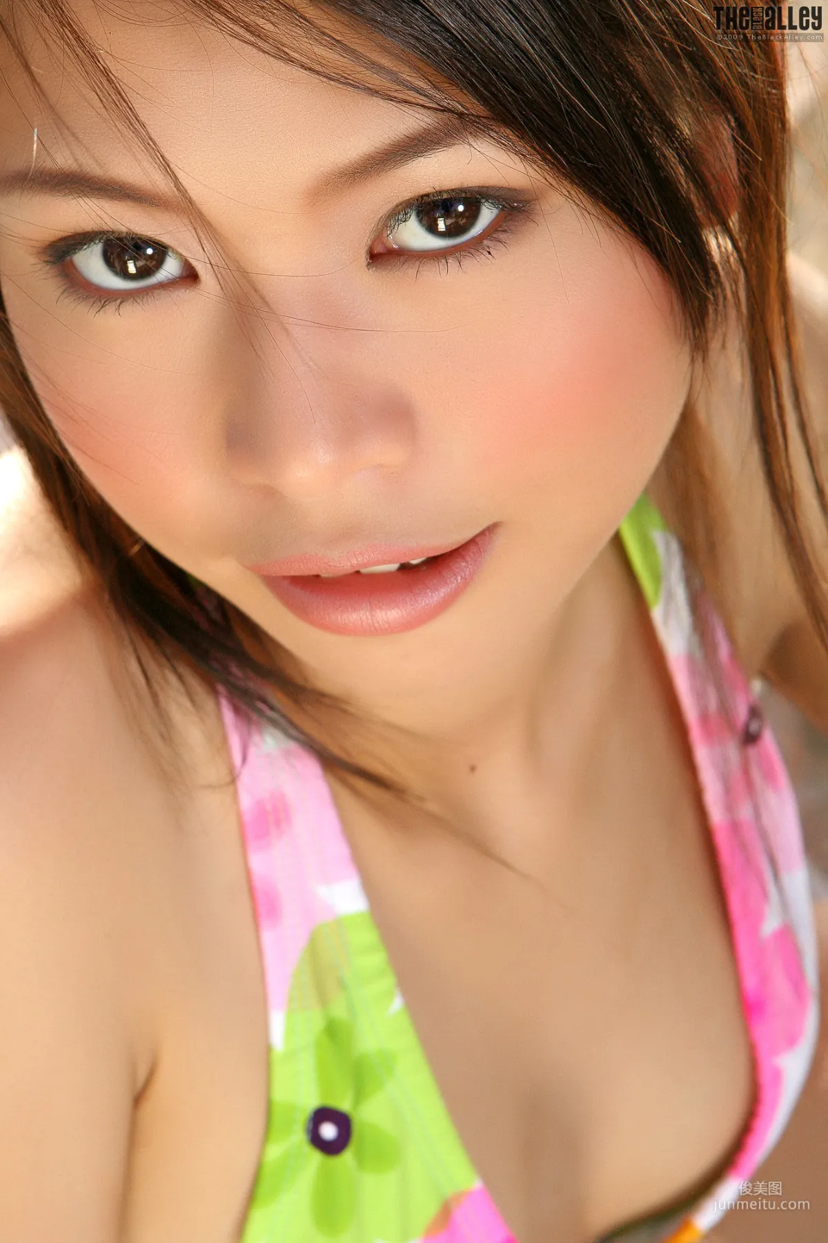 Jennie Leung《遊泳池比基尼》 [The Black Alley] 寫真集 16